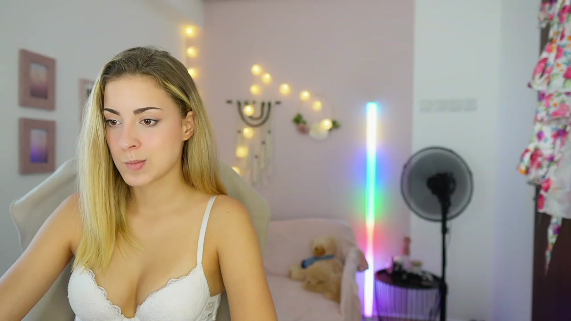 Gallery image thumbnail from Gia_Lopez18's myfreecams stream on, 08/14/2023, 17:18 image 12 of 20