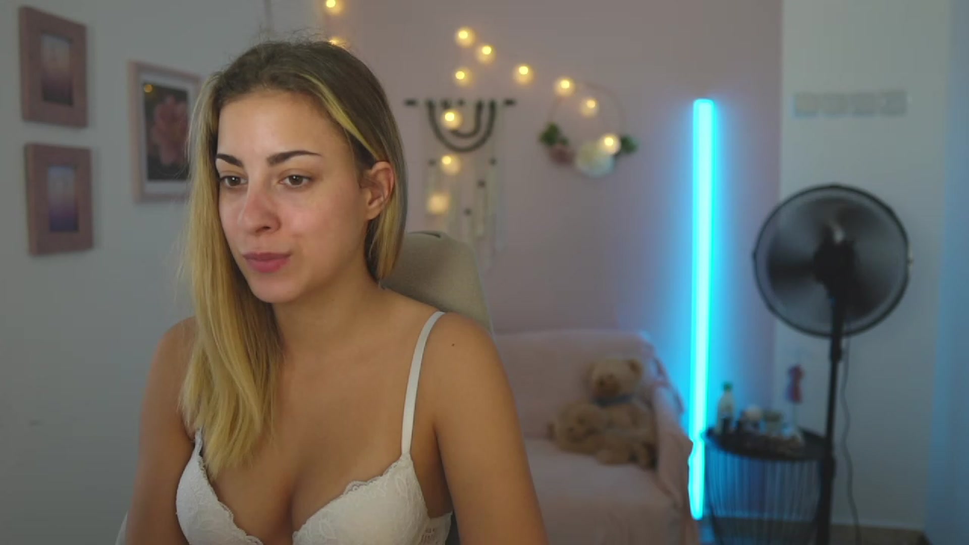 Gallery image thumbnail from Gia_Lopez18's myfreecams stream on, 08/29/2023, 16:09 image 14 of 20