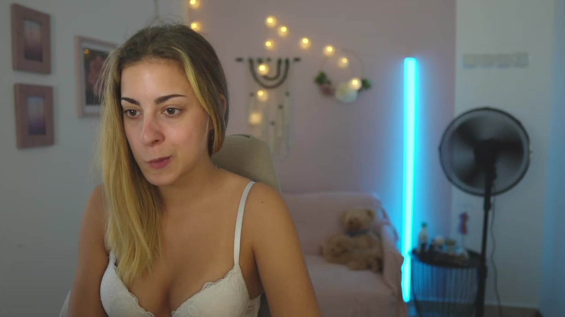 Gallery image thumbnail from Gia_Lopez18's myfreecams stream on, 08/29/2023, 16:09 image 10 of 20
