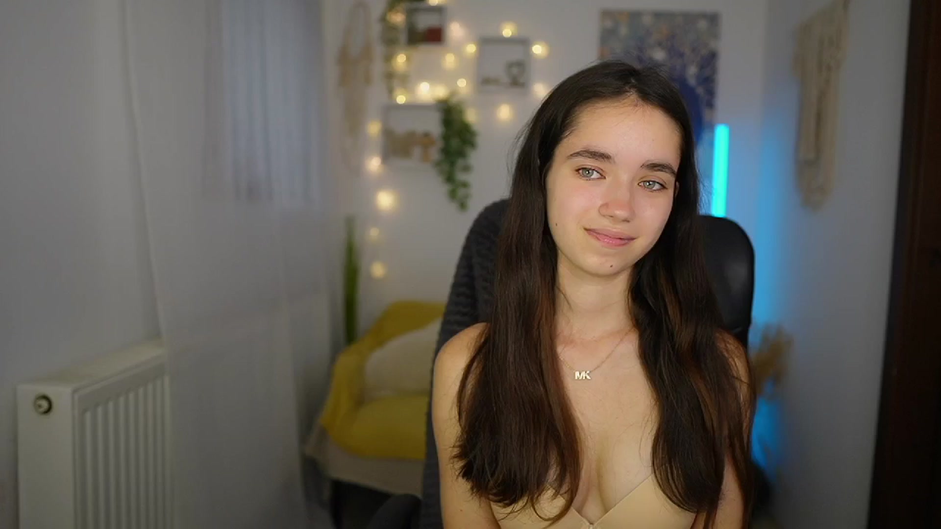 Gallery image thumbnail from Gia_Paige18's myfreecams stream on, 06/19/2024, 18:02 image 9 of 20