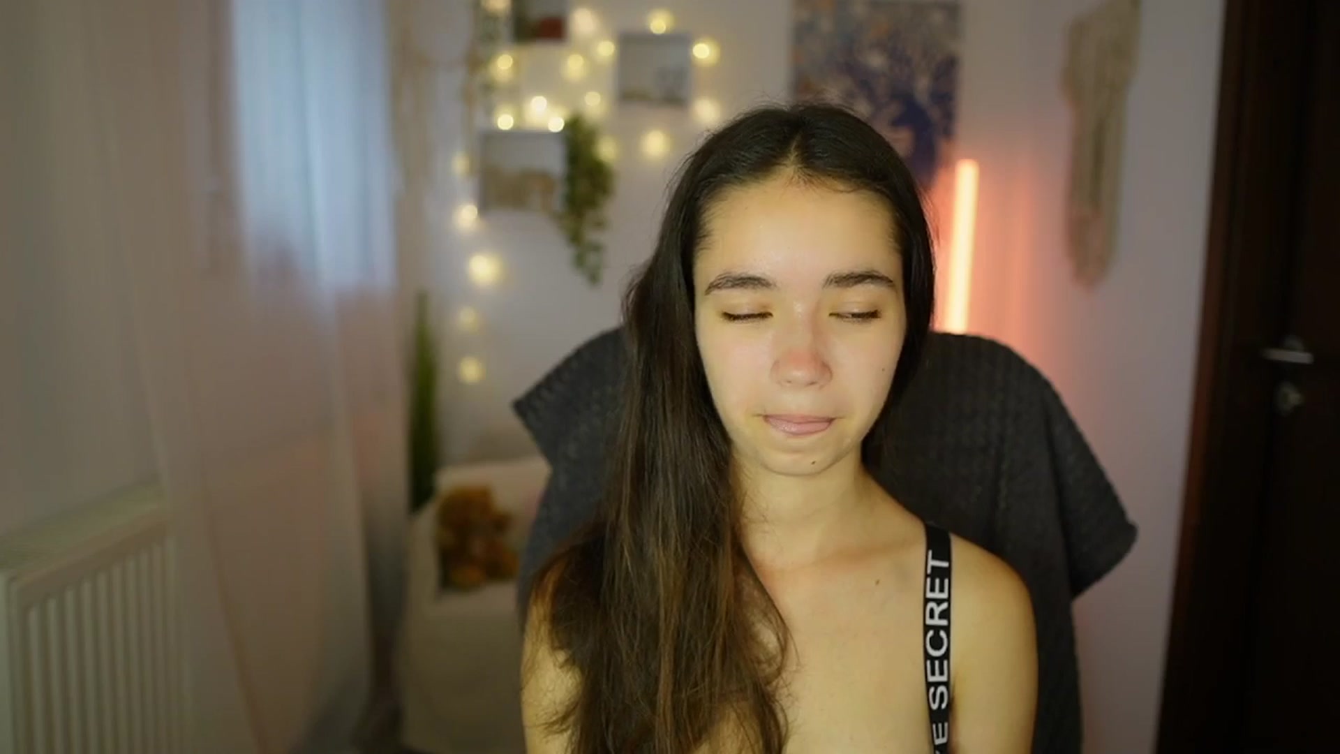 Gallery image thumbnail from Gia_Paige18's myfreecams stream on, 07/15/2024, 13:03 image 15 of 20