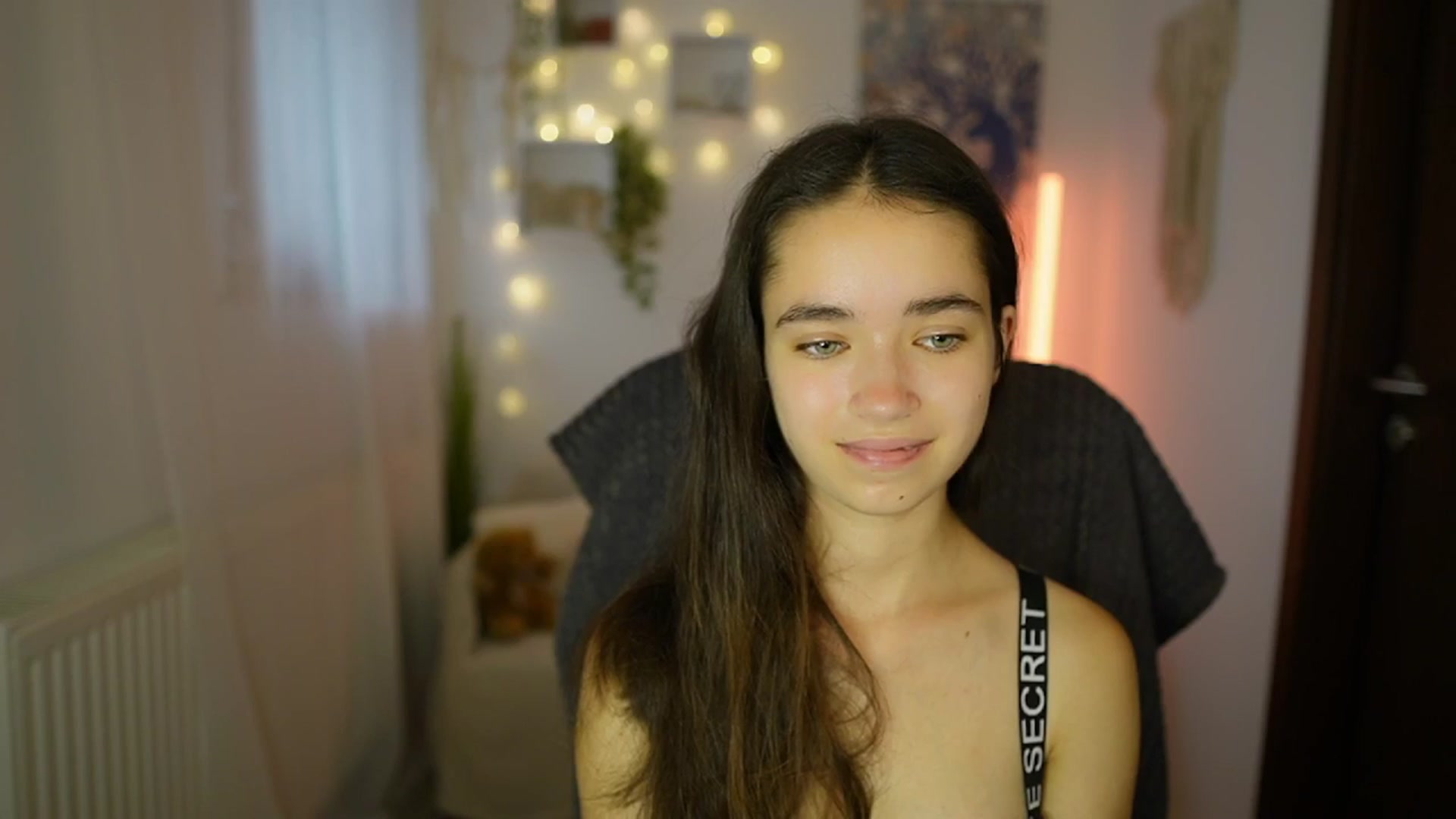 Gallery image thumbnail from Gia_Paige18's myfreecams stream on, 07/15/2024, 13:03 image 16 of 20