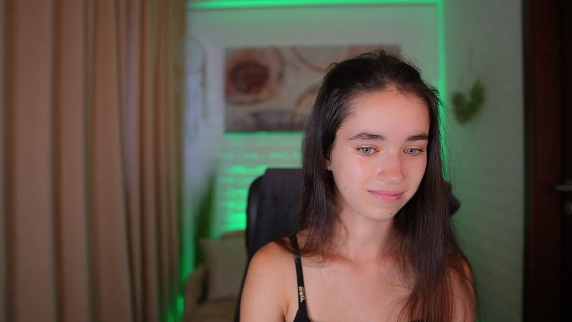 Gallery image thumbnail from Gia_Paige18's myfreecams stream on, 08/14/2024, 11:24 image 14 of 20