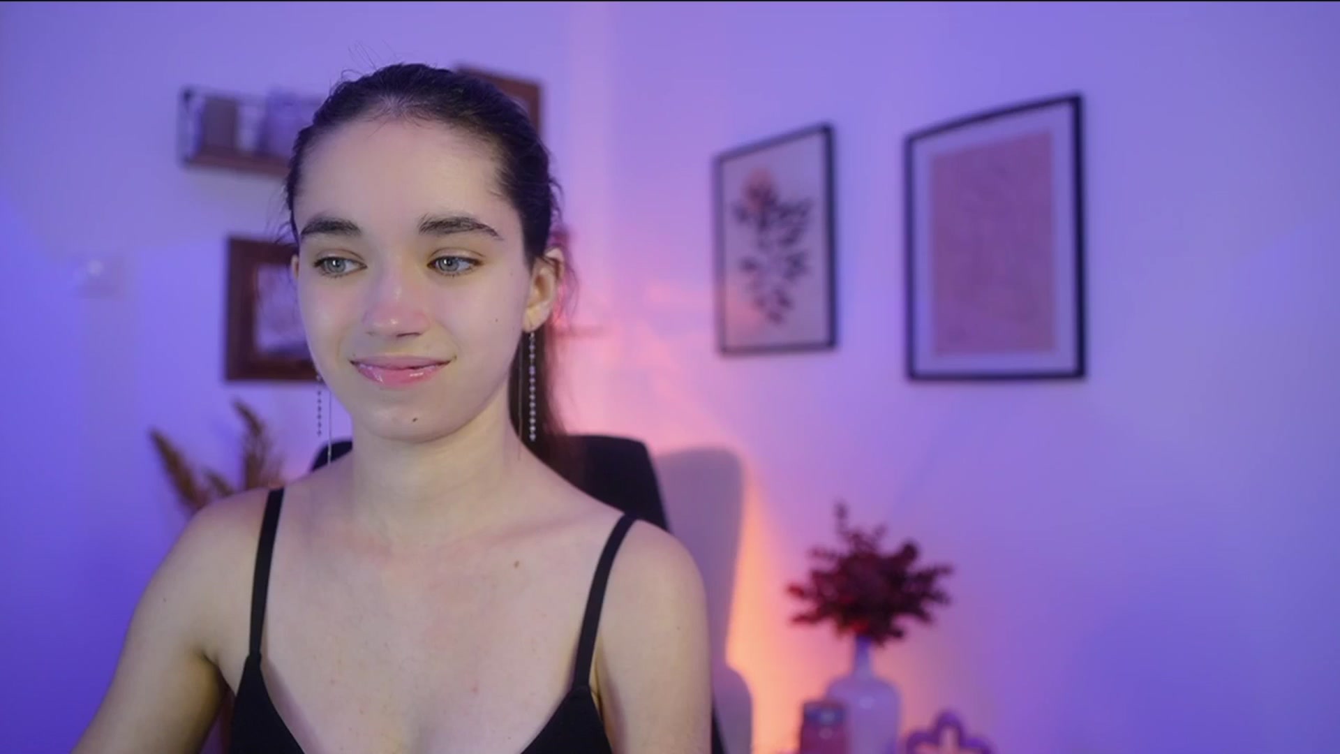 Gallery image thumbnail from Gia_Paige18's myfreecams stream on, 11/13/2025, 17:18 image 17 of 20