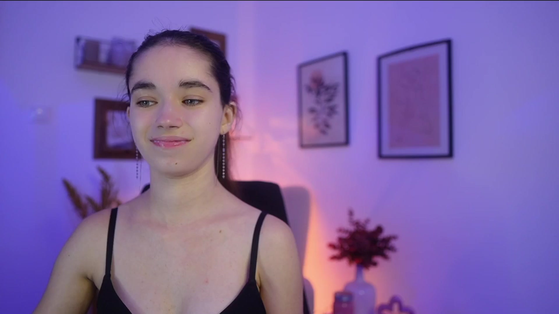 Gallery image thumbnail from Gia_Paige18's myfreecams stream on, 11/13/2025, 17:18 image 19 of 20