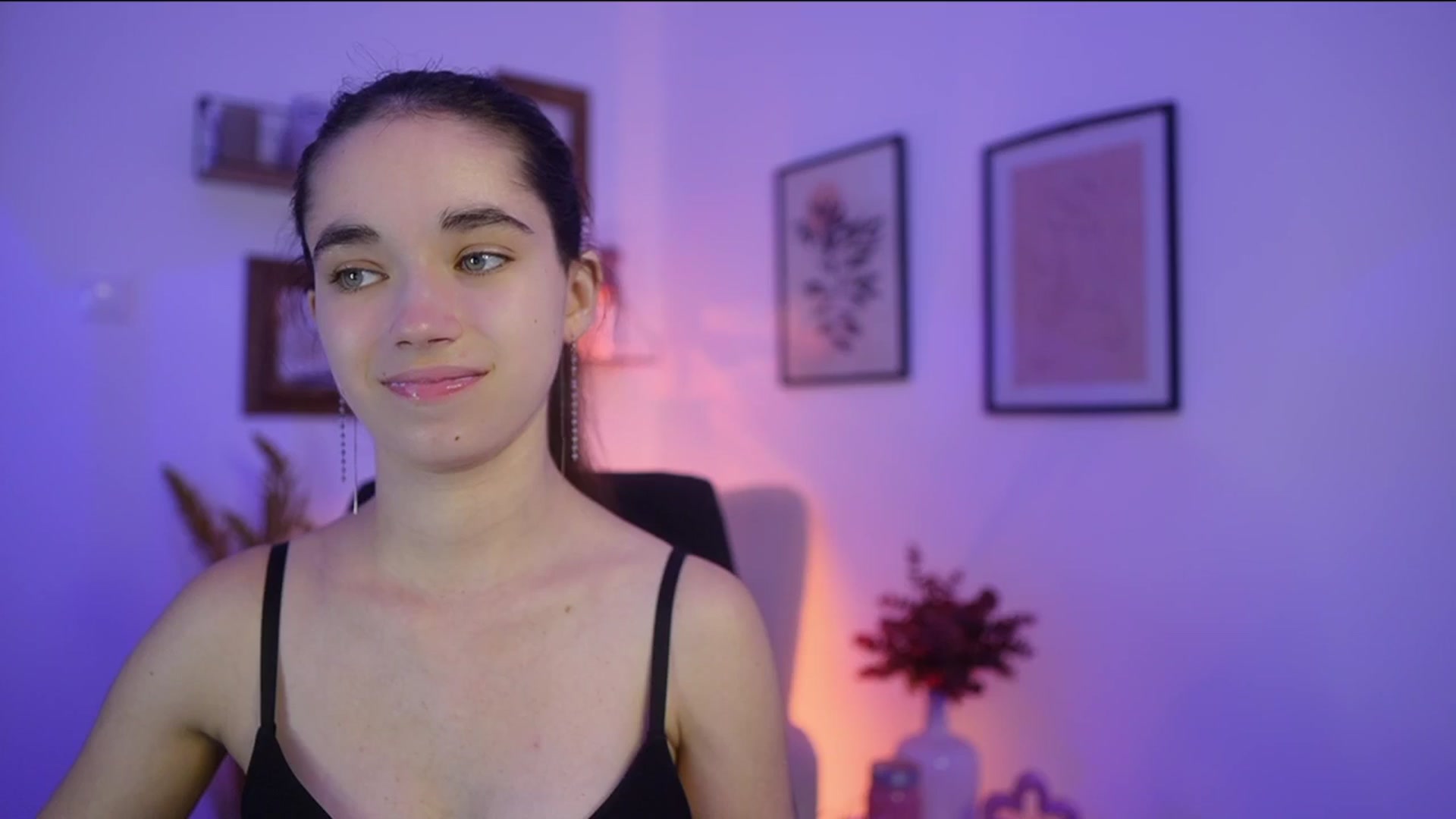 Gallery image thumbnail from Gia_Paige18's myfreecams stream on, 11/13/2025, 17:34 image 11 of 20