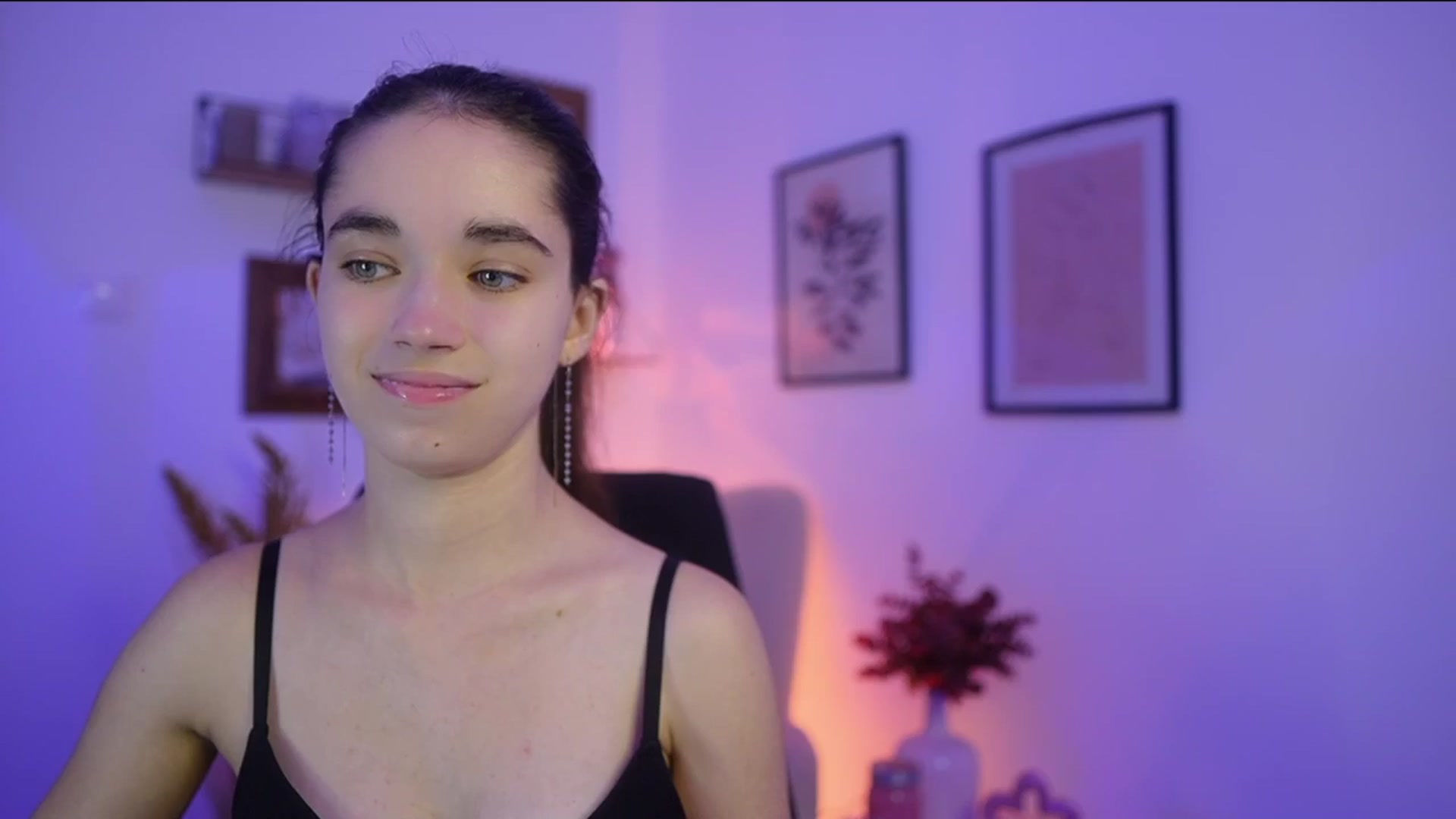 Gallery image thumbnail from Gia_Paige18's myfreecams stream on, 11/13/2025, 17:34 image 15 of 20