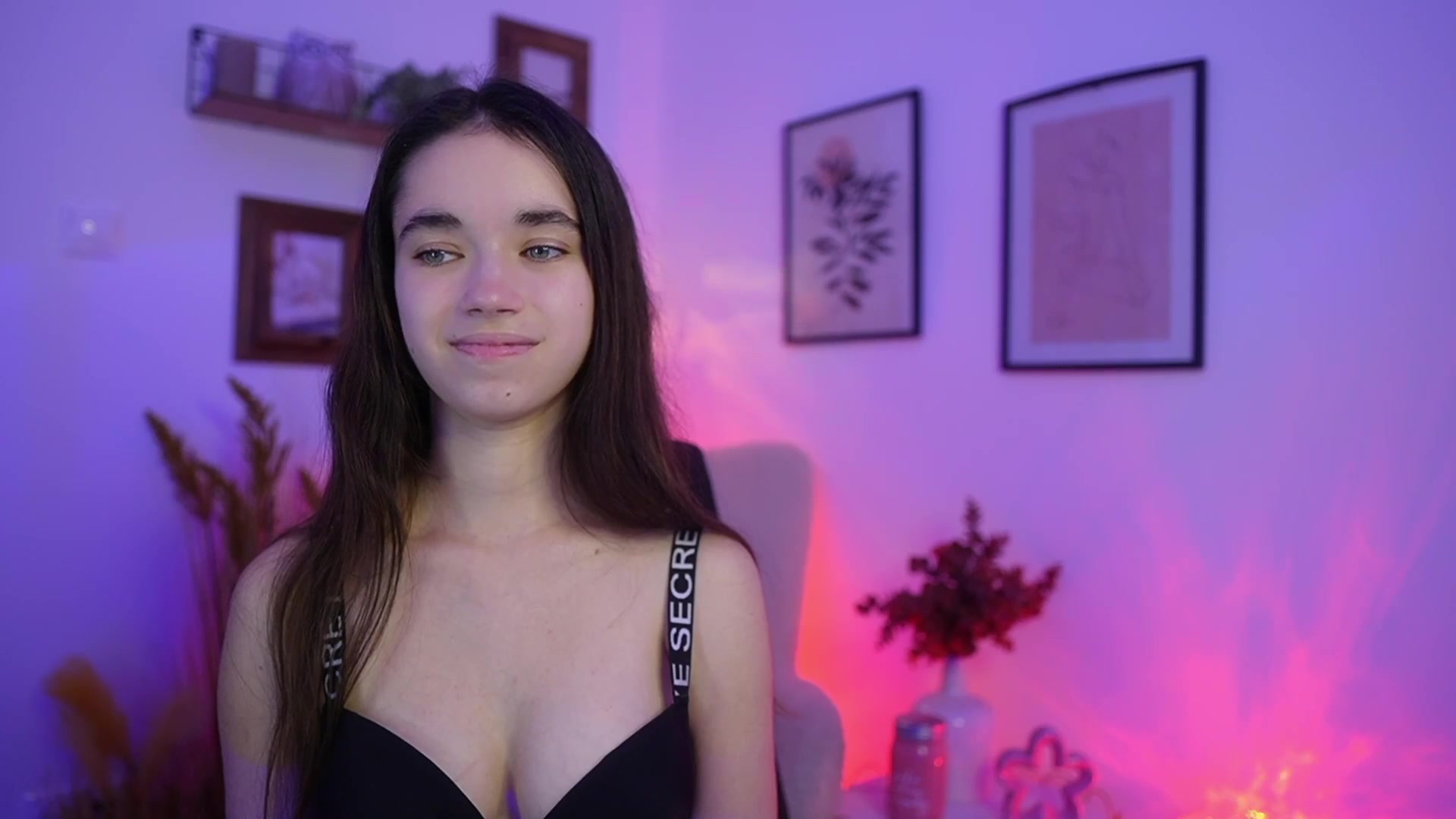 Gallery image thumbnail from Gia_Paige18's myfreecams stream on, 11/25/2025, 18:01 image 18 of 20