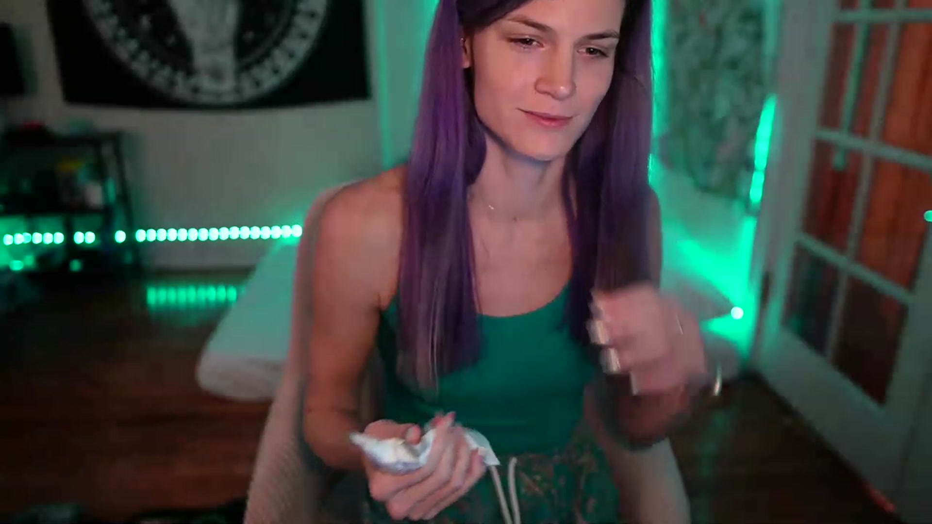 Gallery image thumbnail from Gia_Xxxmas's myfreecams stream on, 12/18/2022, 03:54 image 12 of 20