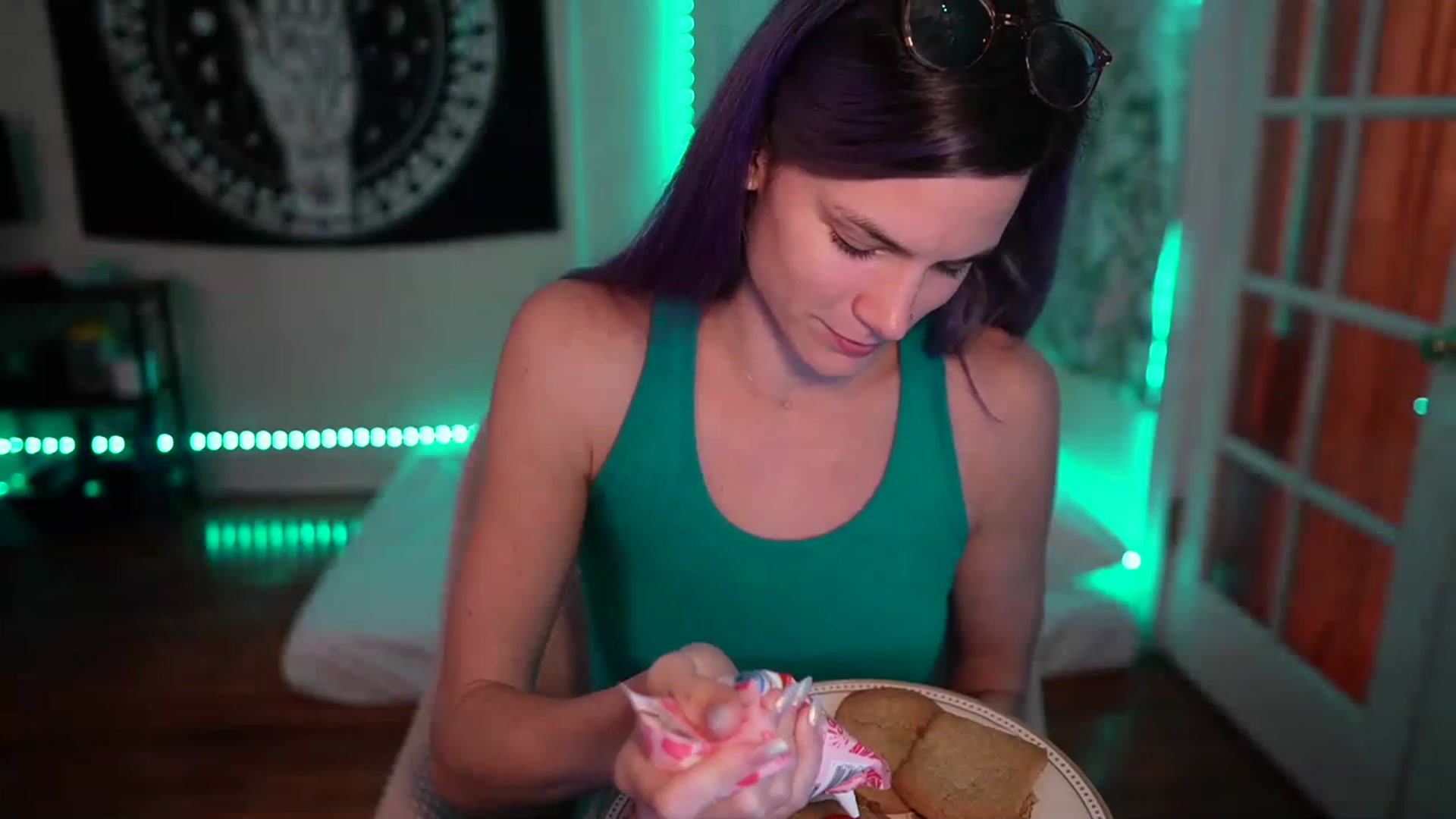 Gallery image thumbnail from Gia_Xxxmas's myfreecams stream on, 12/18/2022, 03:54 image 4 of 20