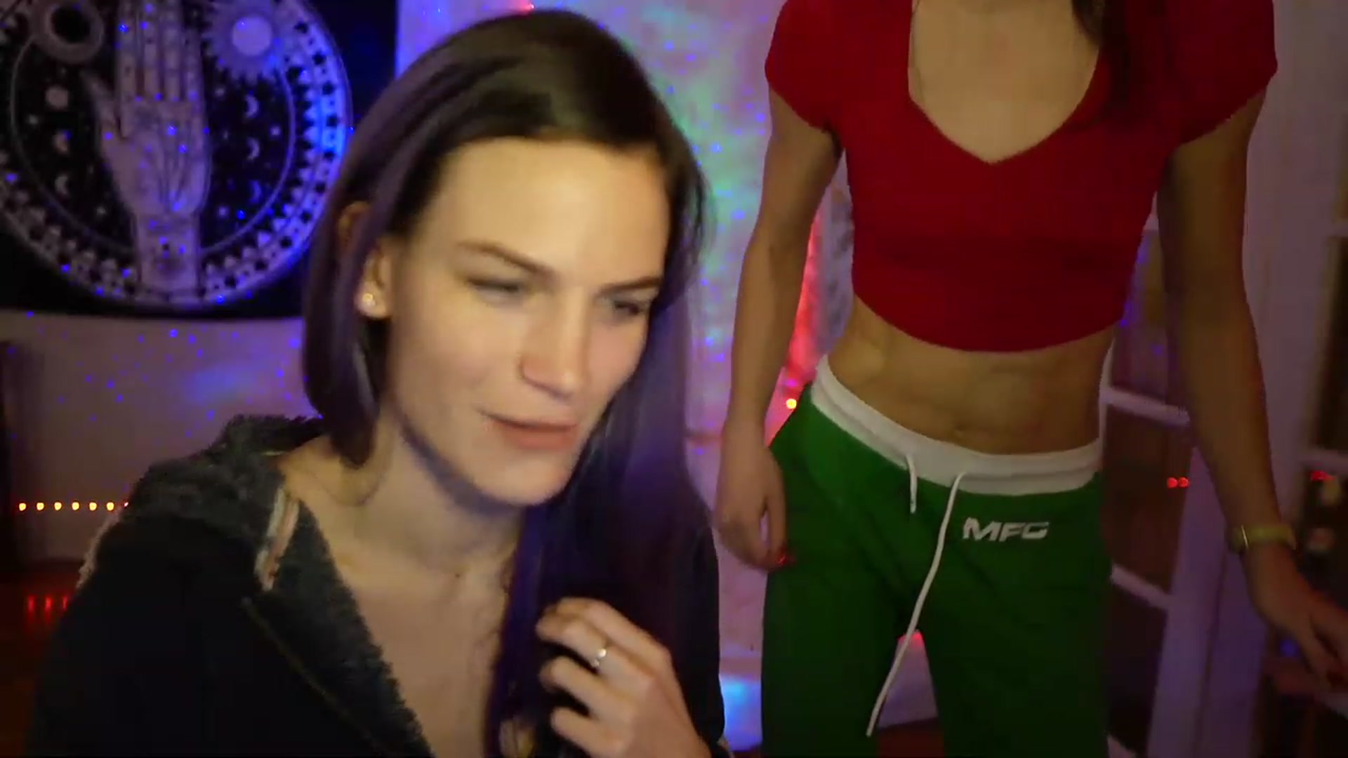 Gallery image thumbnail from Gia_Xxxmas's myfreecams stream on, 12/20/2022, 02:35 image 18 of 20