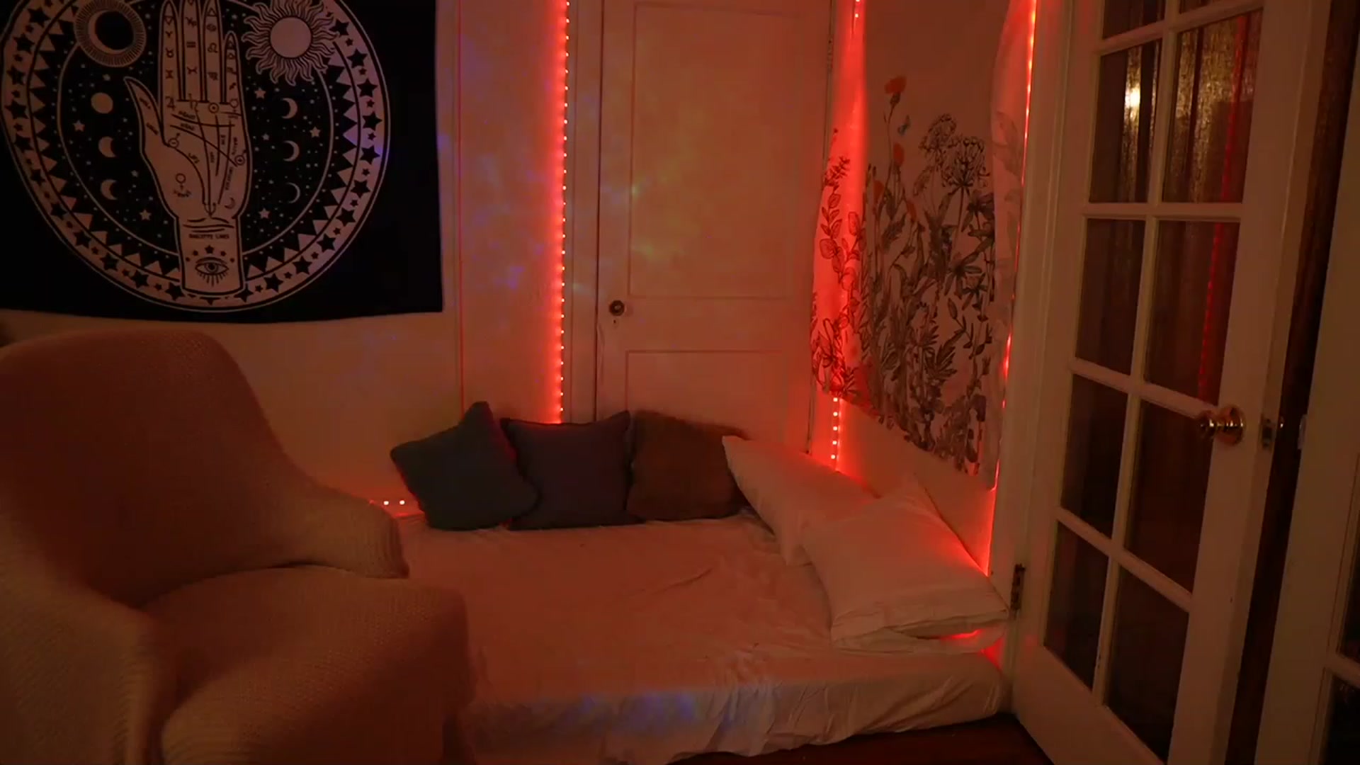 Gallery image thumbnail from Gia_Xxxmas's myfreecams stream on, 12/20/2022, 03:17 image 1 of 20