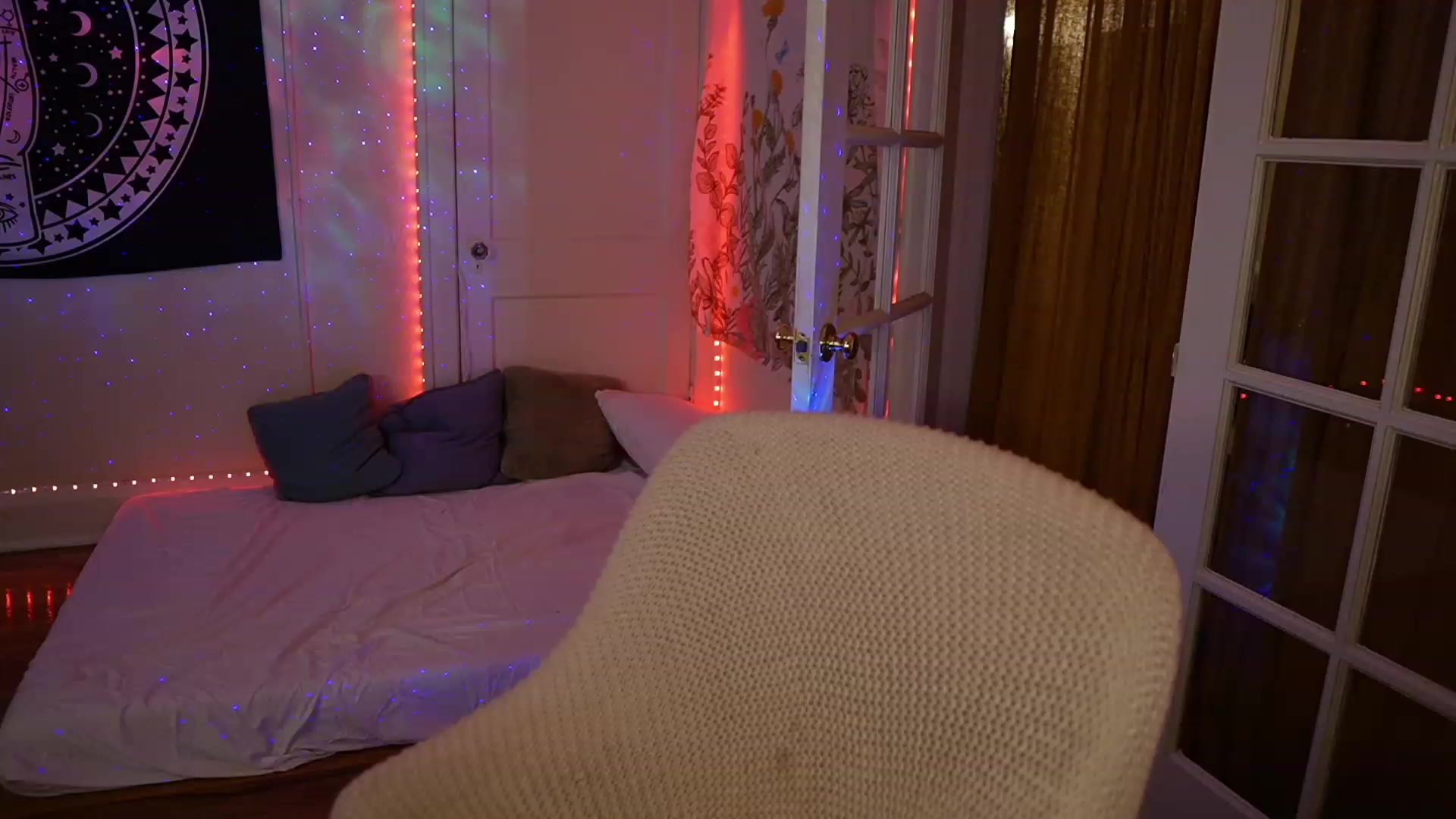 Gallery image thumbnail from Gia_Xxxmas's myfreecams stream on, 12/22/2022, 05:15 image 5 of 20