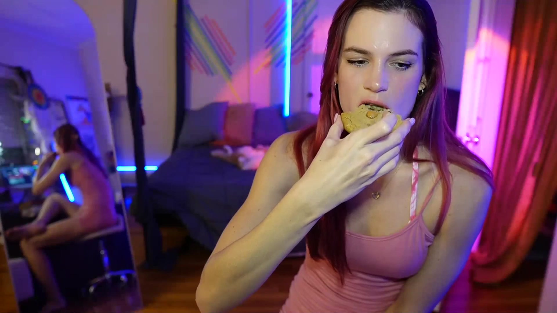 Gallery image thumbnail from Gia_Xxxmas's myfreecams stream on, 12/07/2023, 02:58 image 14 of 20