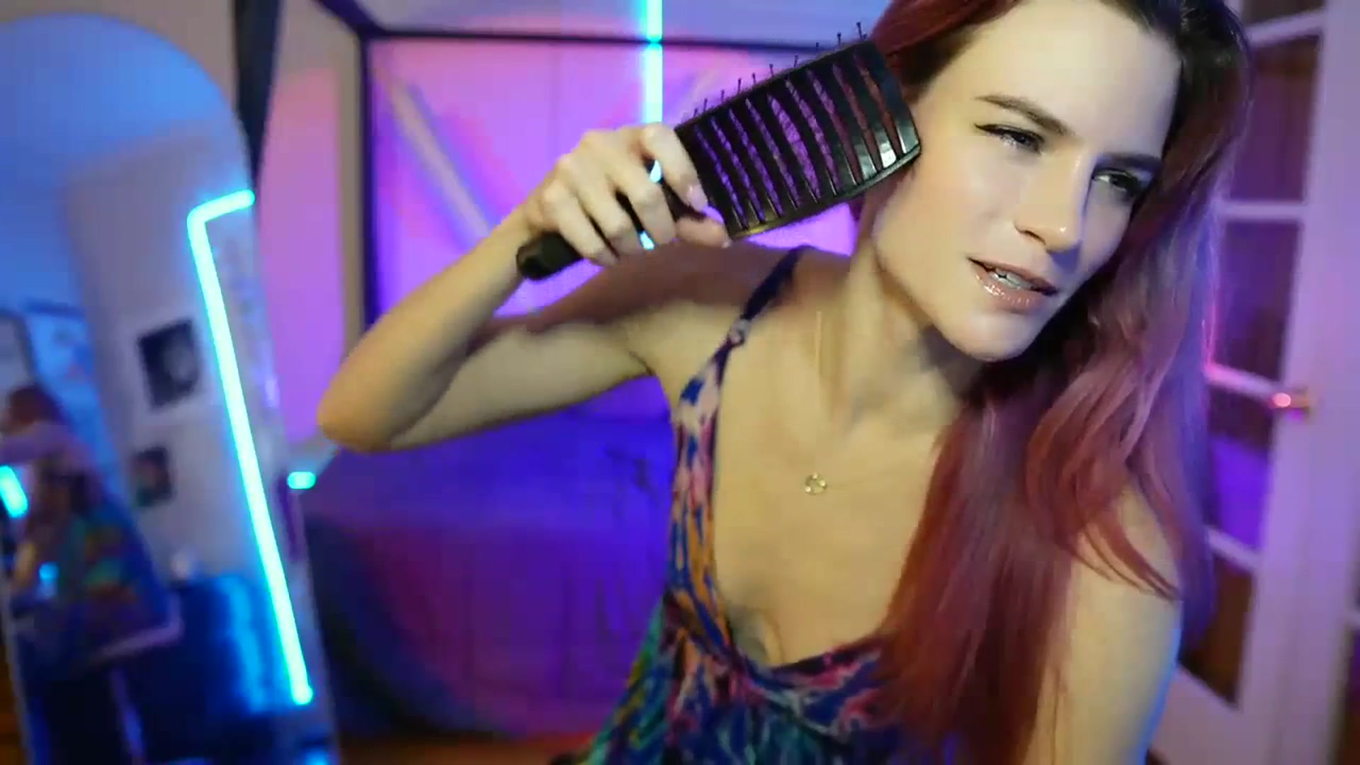 Gallery image thumbnail from Gia_Xxxmas's myfreecams stream on, 12/10/2023, 03:28 image 2 of 20
