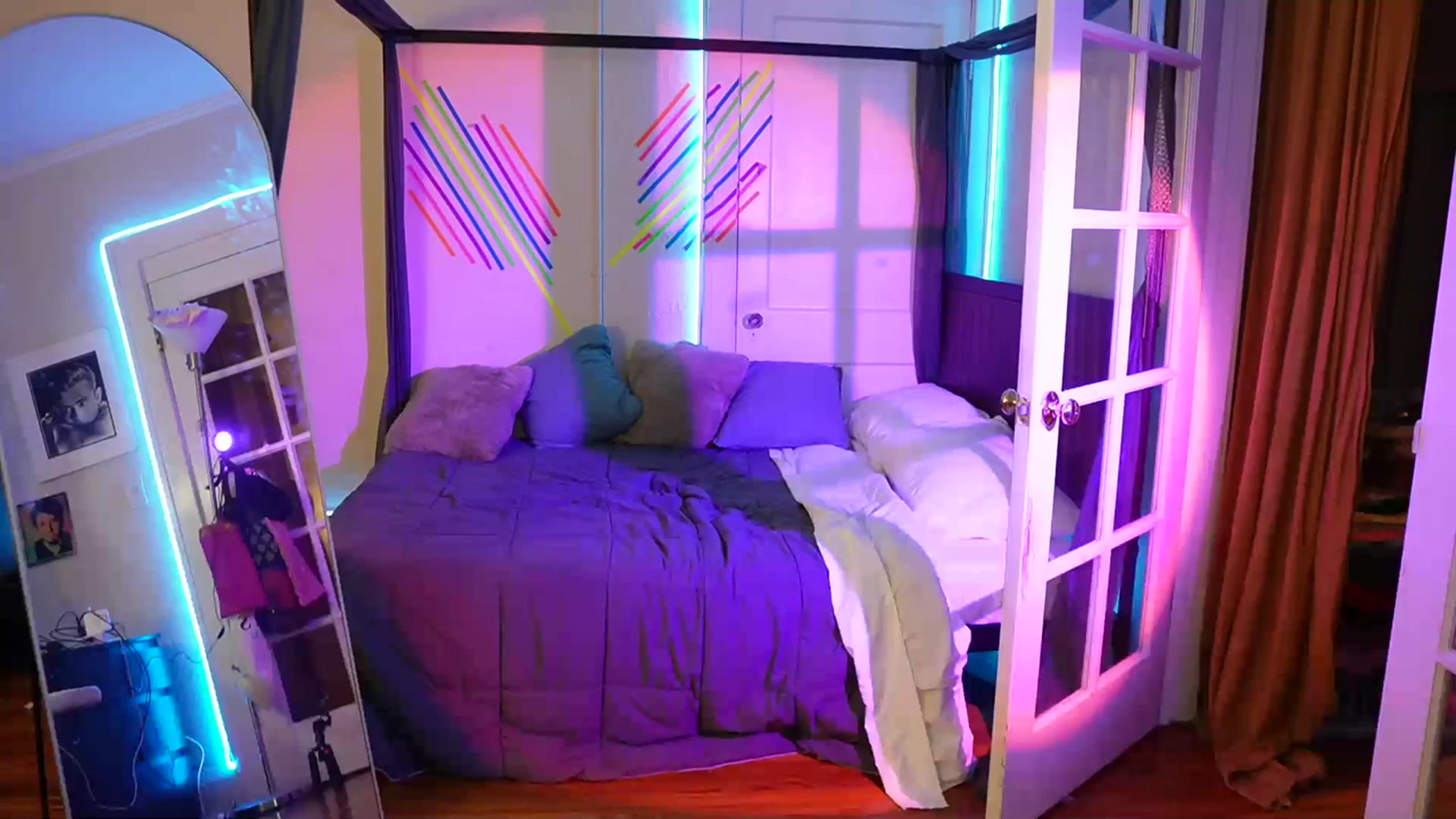 Gallery image thumbnail from Gia_Xxxmas's myfreecams stream on, 12/10/2023, 03:28 image 13 of 20