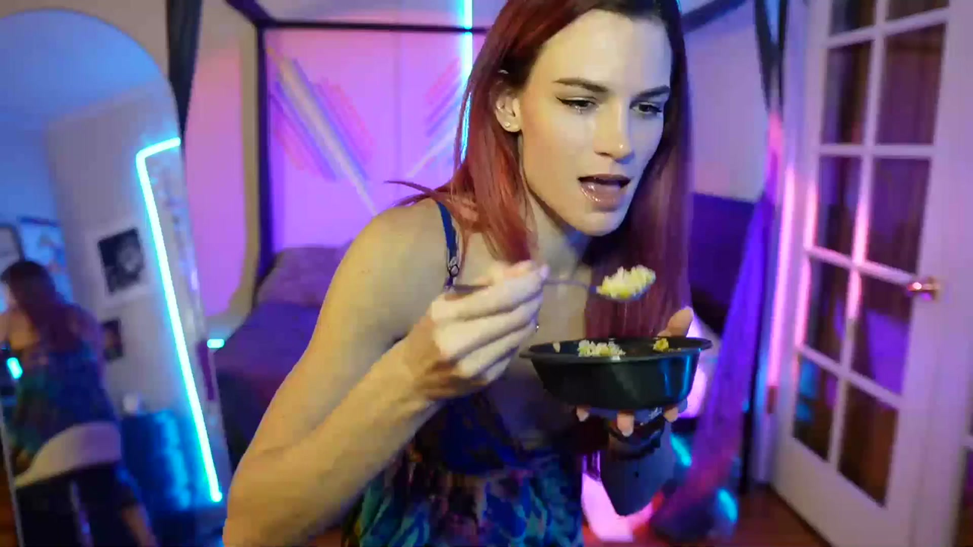 Gallery image thumbnail from Gia_Xxxmas's myfreecams stream on, 12/10/2023, 03:28 image 1 of 20