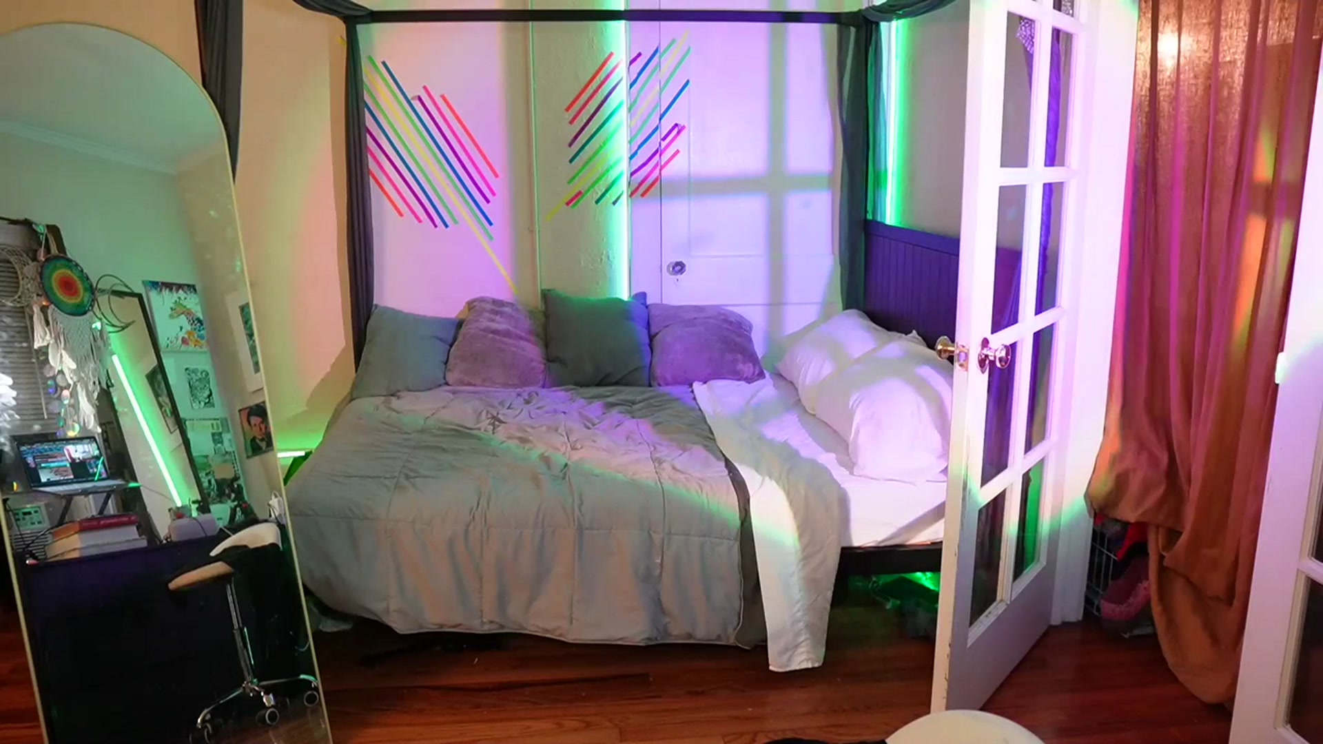 Gallery image thumbnail from Gia_Xxxmas's myfreecams stream on, 12/12/2023, 05:21 image 13 of 20