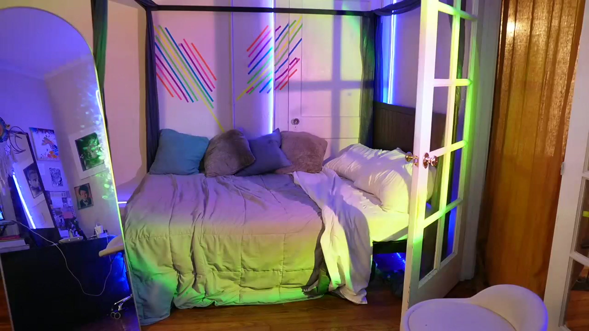Gallery image thumbnail from Gia_Xxxmas's myfreecams stream on, 12/16/2023, 03:48 image 8 of 20