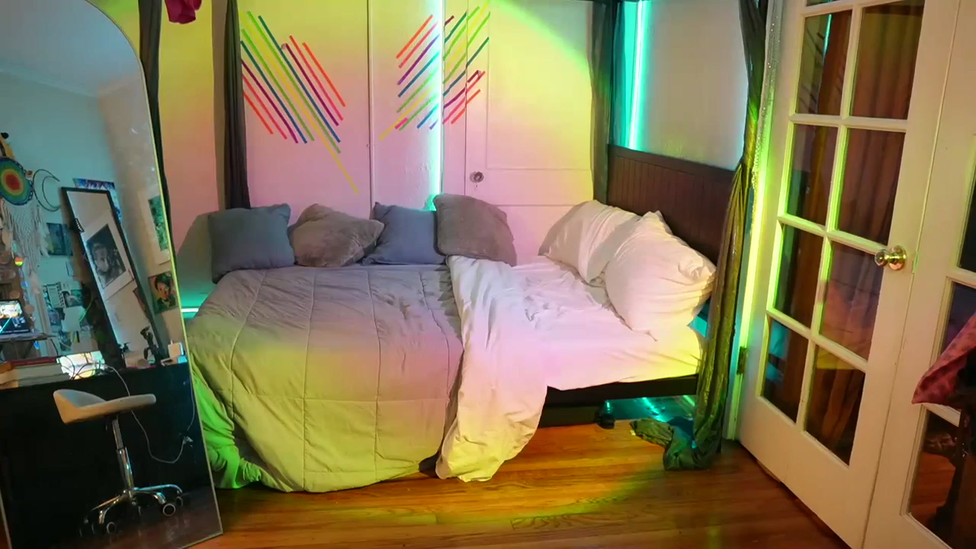 Gallery image thumbnail from Gia_Xxxmas's myfreecams stream on, 12/21/2023, 02:12 image 7 of 20