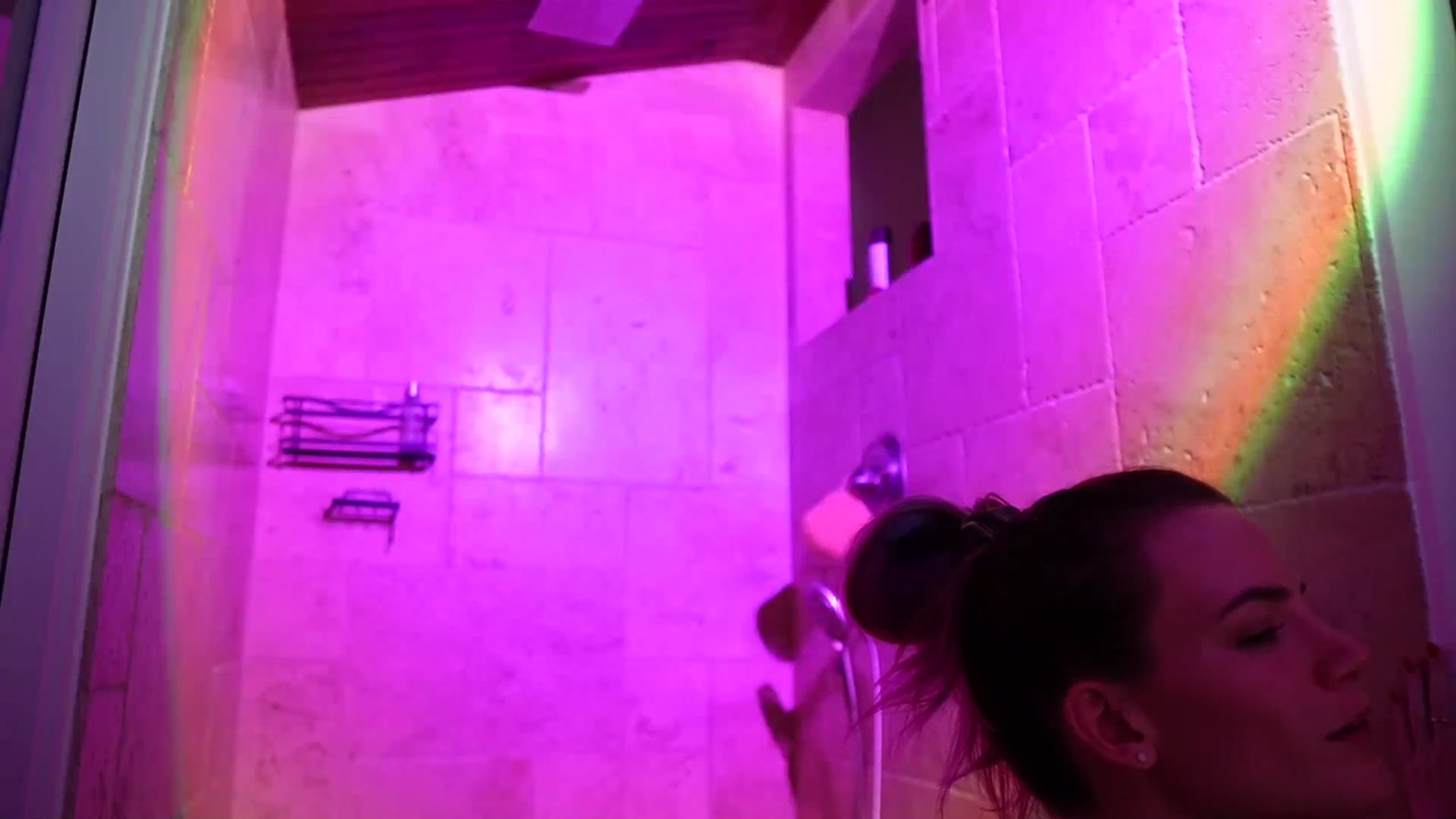 Gallery image thumbnail from Gia_Xxxmas's myfreecams stream on, 12/22/2023, 06:39 image 14 of 20