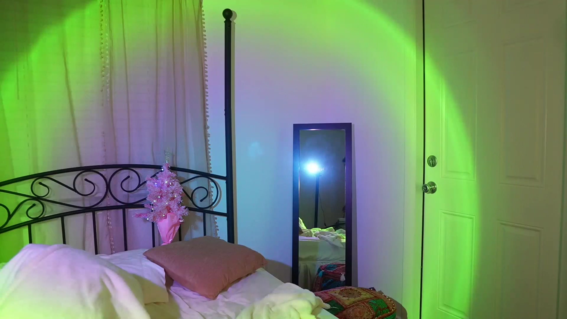 Gallery image thumbnail from Gia_Xxxmas's myfreecams stream on, 12/24/2023, 07:05 image 6 of 20