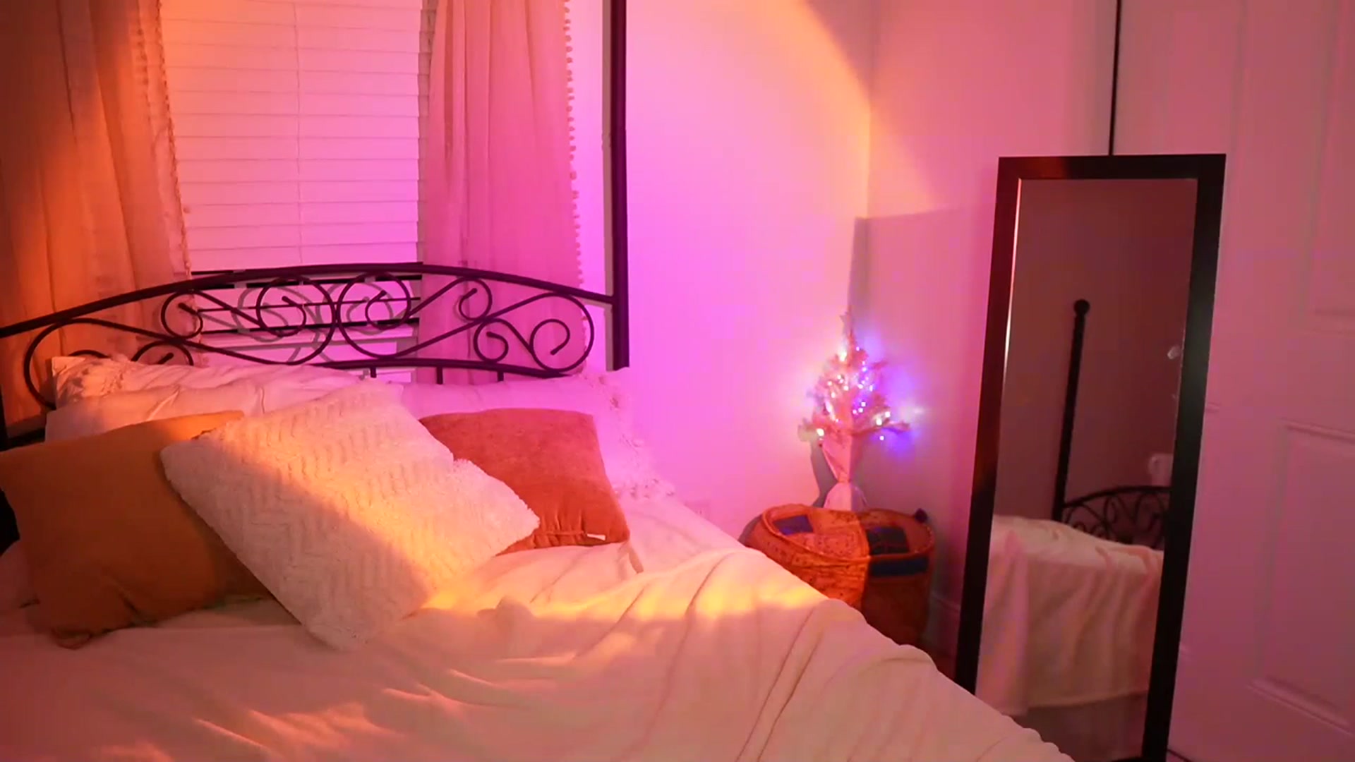 Gallery image thumbnail from Gia_Xxxmas's myfreecams stream on, 12/27/2023, 04:32 image 8 of 20