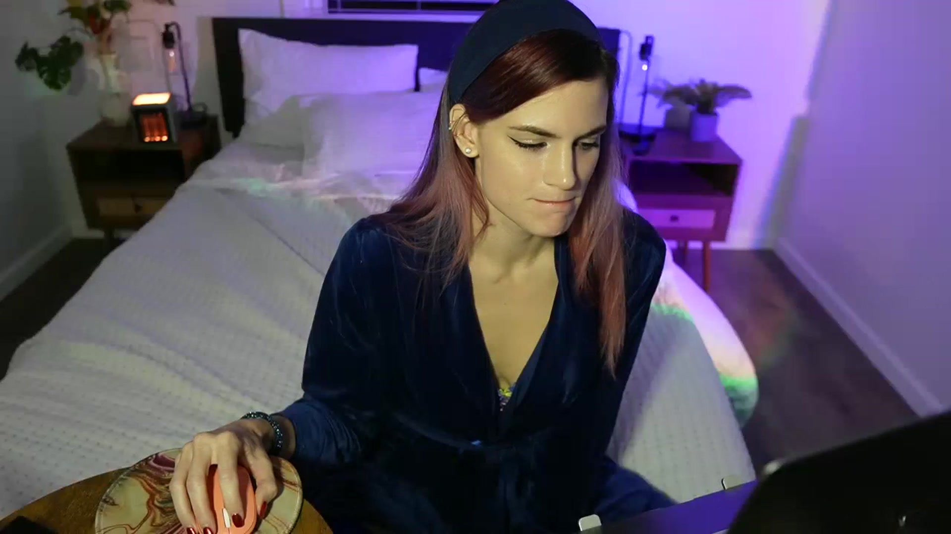 Gallery image thumbnail from Gia_Xxxmas's myfreecams stream on, 12/30/2023, 05:23 image 2 of 20