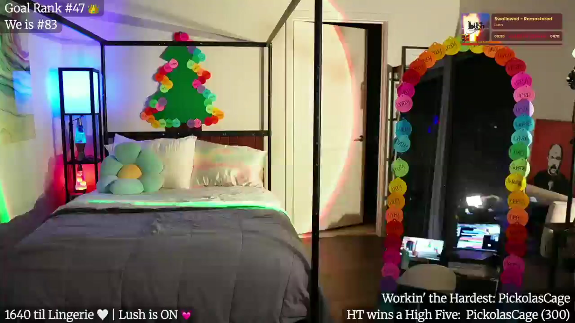 Gallery image thumbnail from Gia_Xxxmas's myfreecams stream on, 12/28/2025, 03:30 image 2 of 20