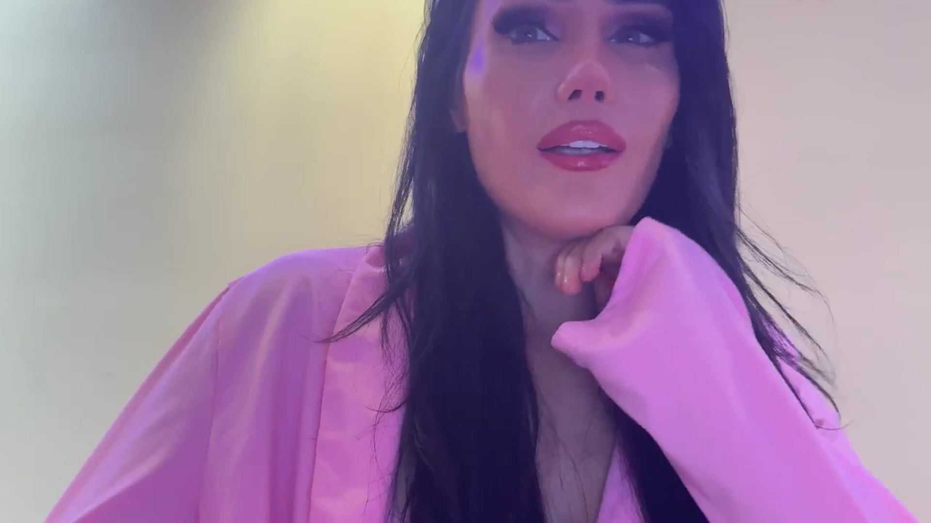 Gallery image thumbnail from Gia__'s myfreecams stream on, 10/05/2025, 24:34 image 19 of 20