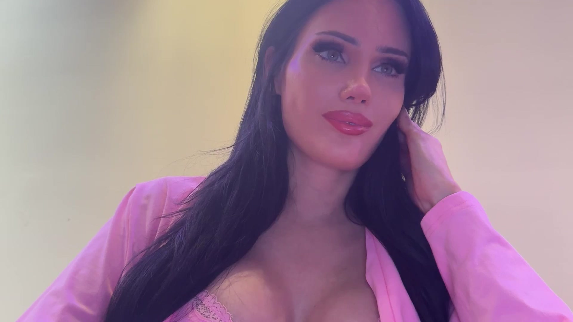 Gallery image thumbnail from Gia__'s myfreecams stream on, 10/05/2025, 01:01 image 4 of 20