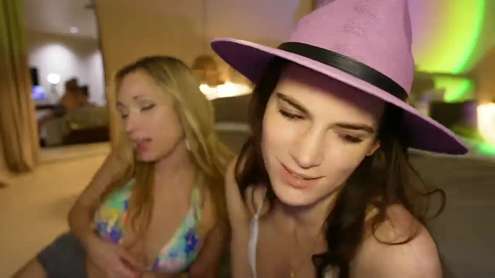 Gallery image thumbnail from Gia_inMexico's myfreecams stream on, 03/22/2025, 03:23 image 19 of 20