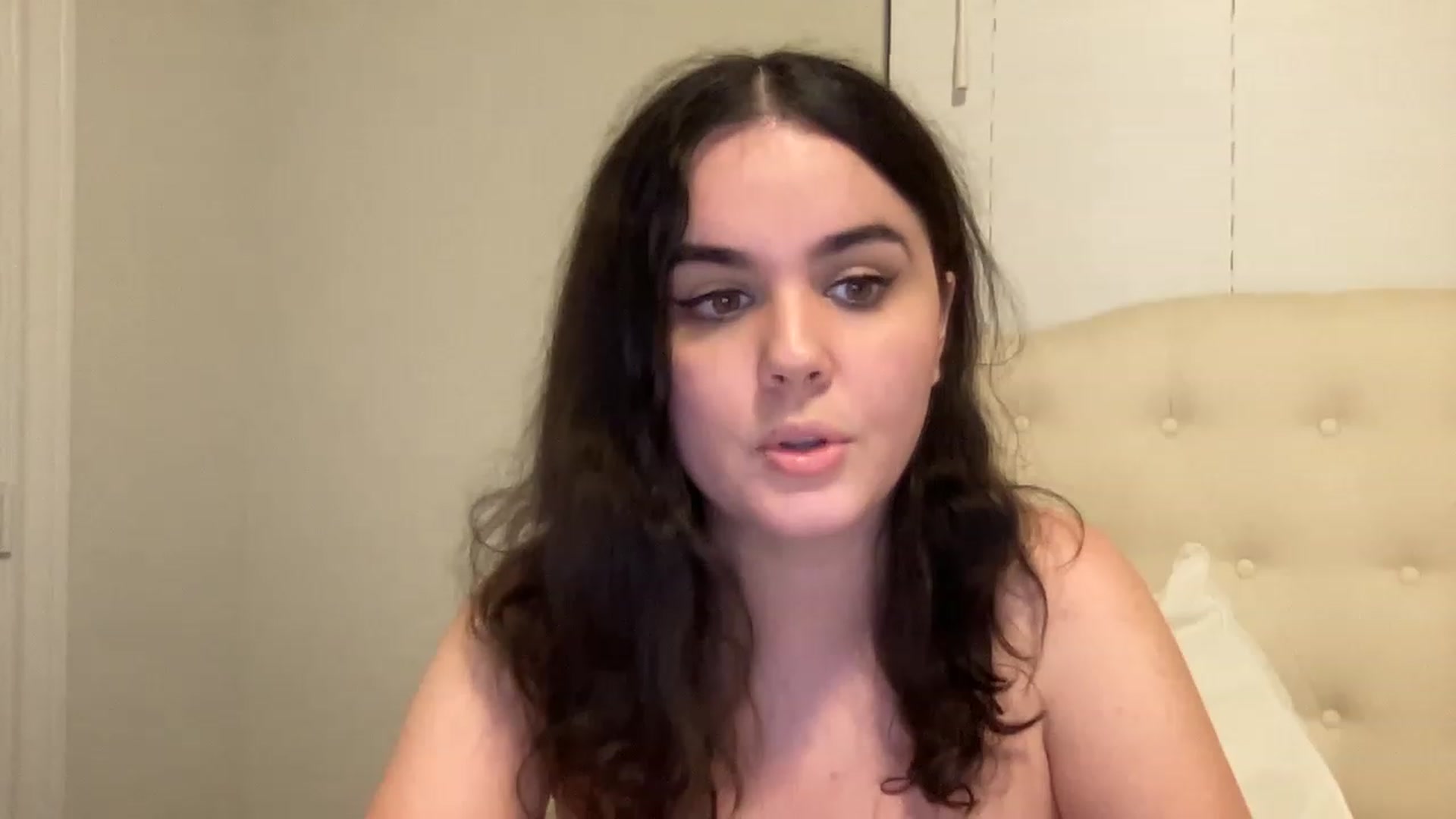 Gallery image thumbnail from Giaislovely's myfreecams stream on, 12/22/2022, 07:00 image 19 of 20