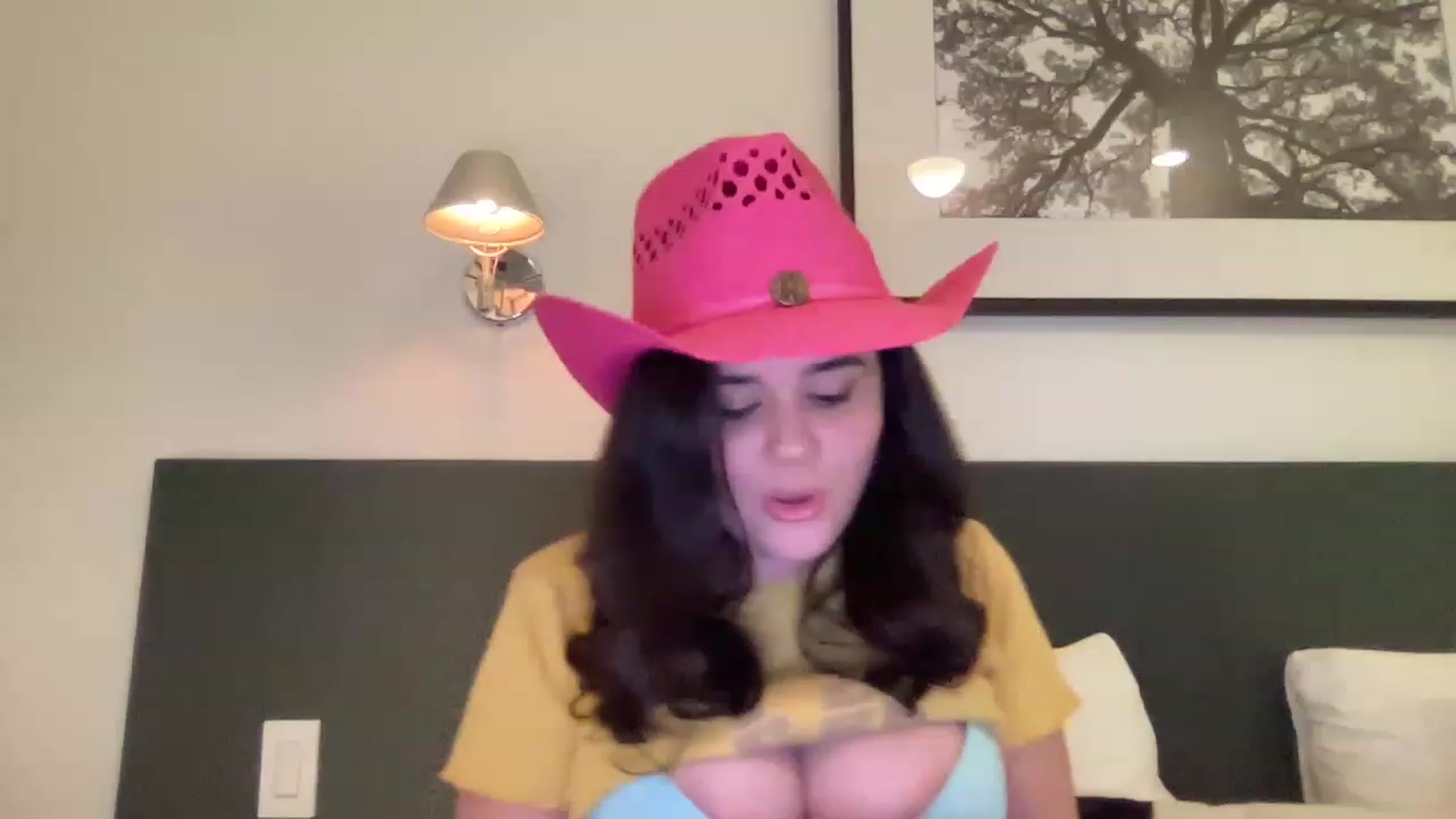 Gallery image thumbnail from Giaislovely's myfreecams stream on, 03/17/2023, 04:51 image 18 of 20
