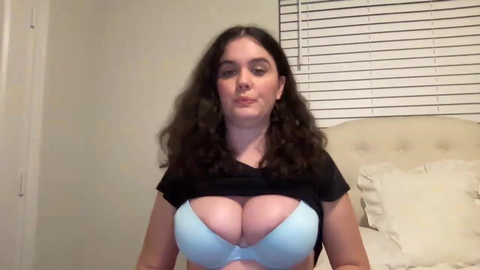 Gallery image thumbnail from Giaislovely's myfreecams stream on, 03/22/2023, 04:17 image 8 of 20