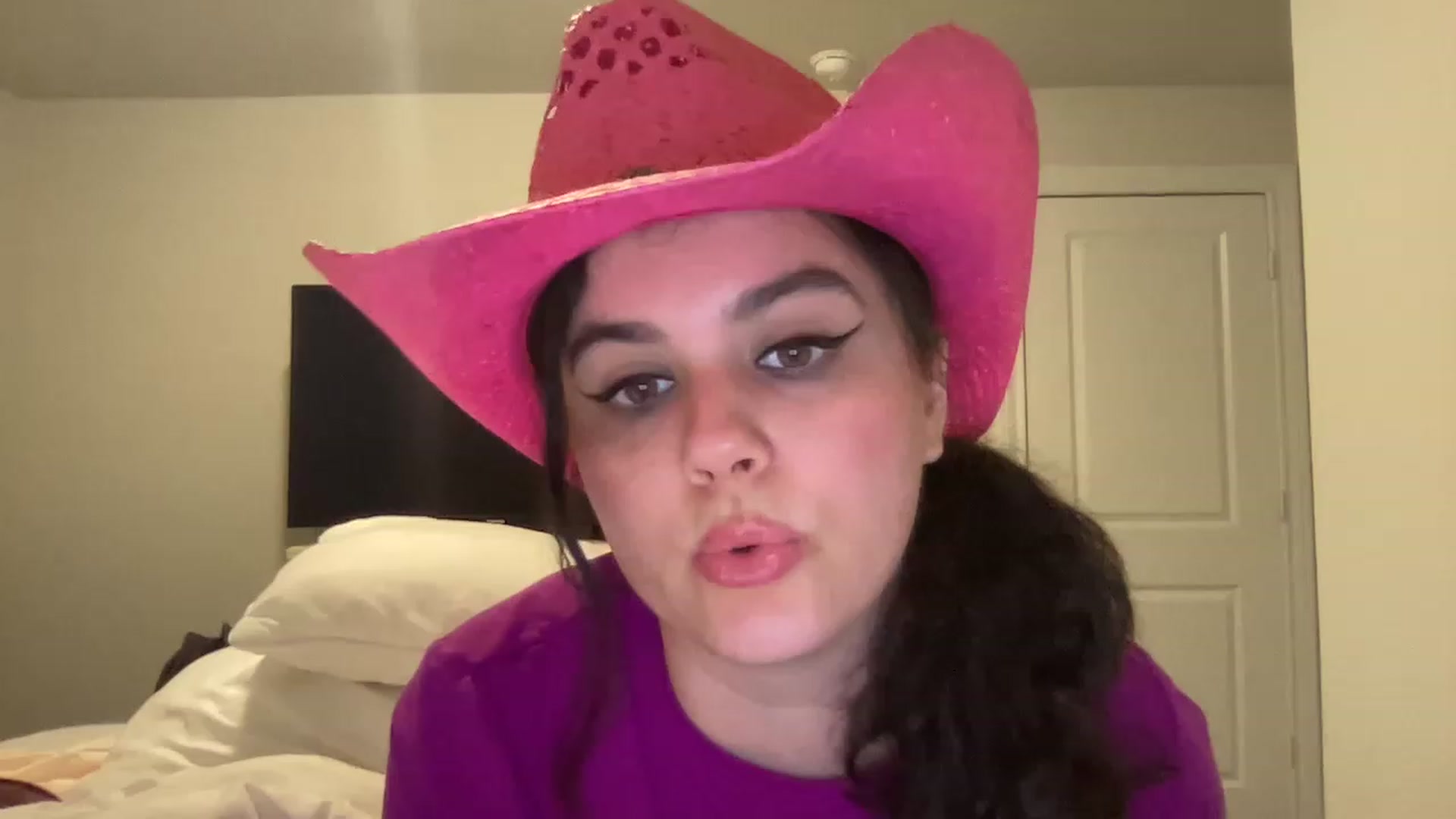 Gallery image thumbnail from Giaislovely's myfreecams stream on, 03/23/2023, 05:16 image 14 of 20
