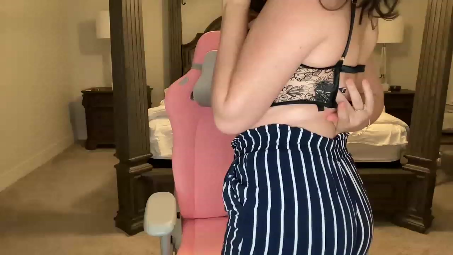 Gallery image thumbnail from Giaislovely's myfreecams stream on, 04/10/2023, 05:01 image 4 of 20