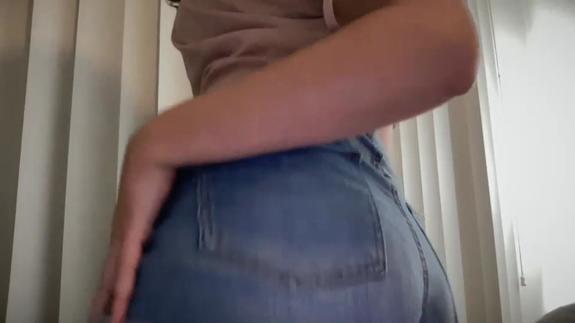 Gallery image thumbnail from Giaislovely's myfreecams stream on, 04/18/2024, 01:14 image 19 of 20
