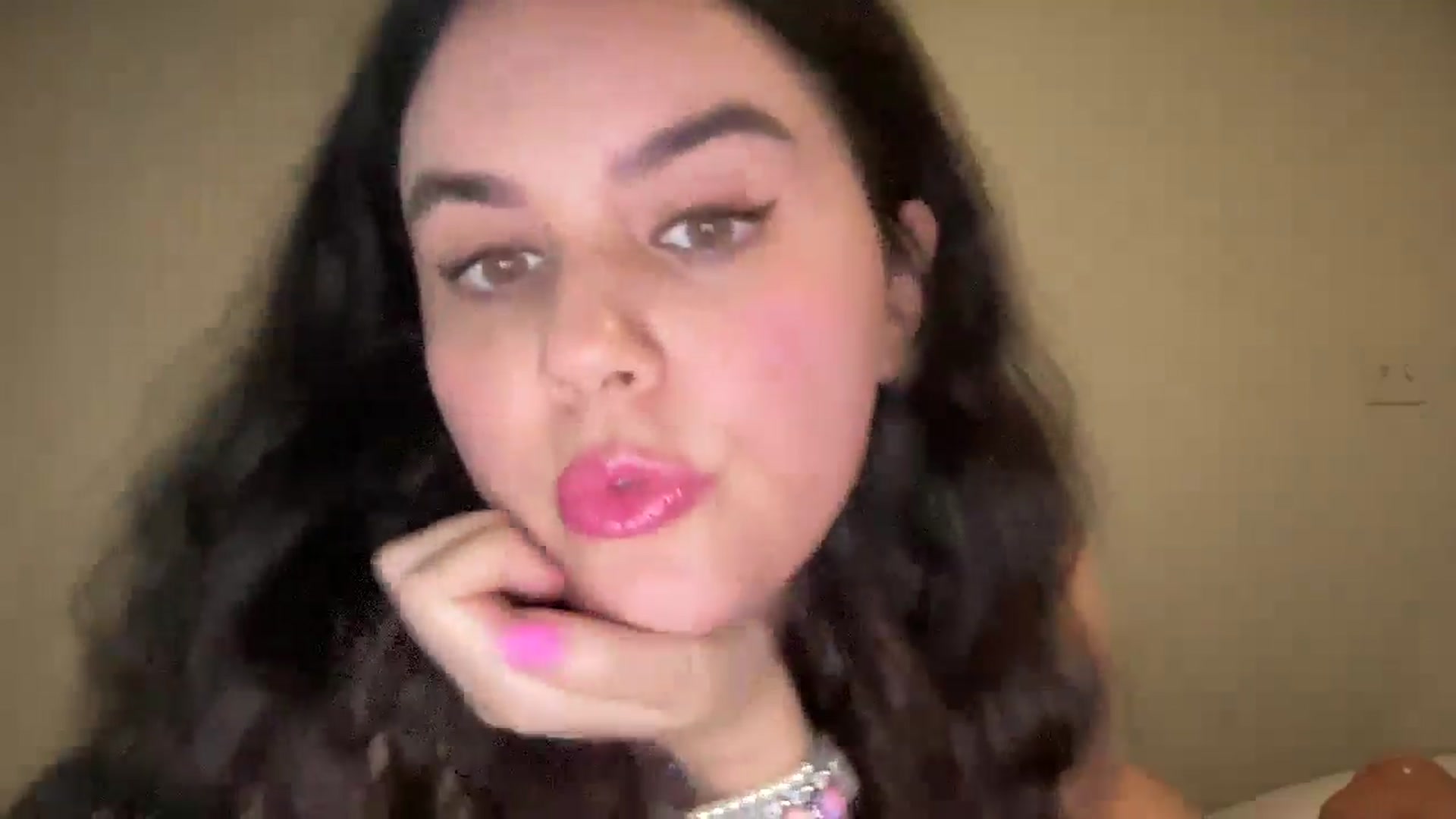 Gallery image thumbnail from Giaislovely's myfreecams stream on, 06/25/2024, 01:30 image 18 of 20