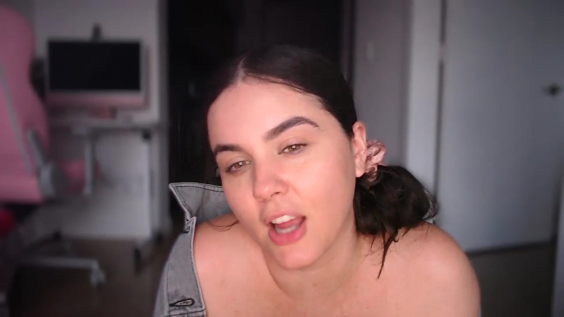 Gallery image thumbnail from Giaislovely's myfreecams stream on, 08/28/2024, 01:03 image 3 of 20