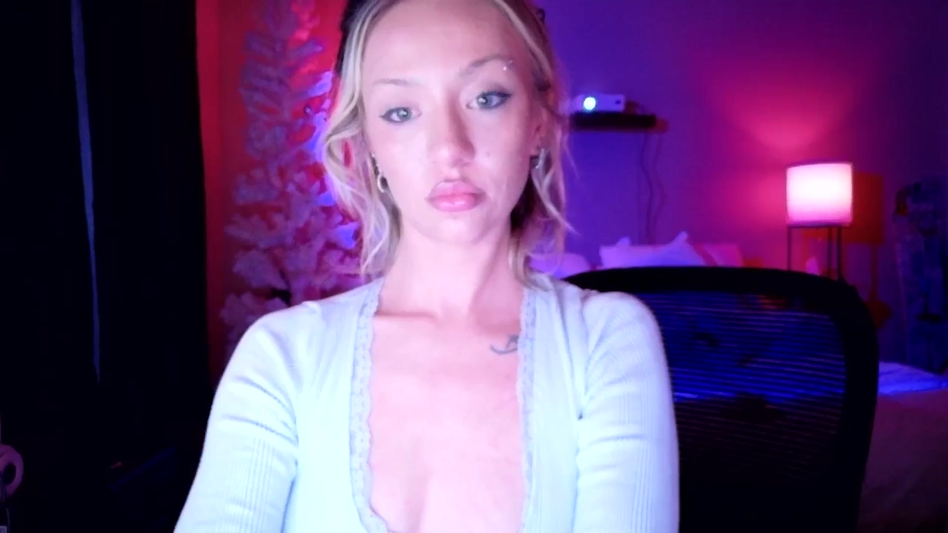 Gallery image thumbnail from GianaJolie's myfreecams stream on, 12/15/2025, 11:40 image 10 of 20