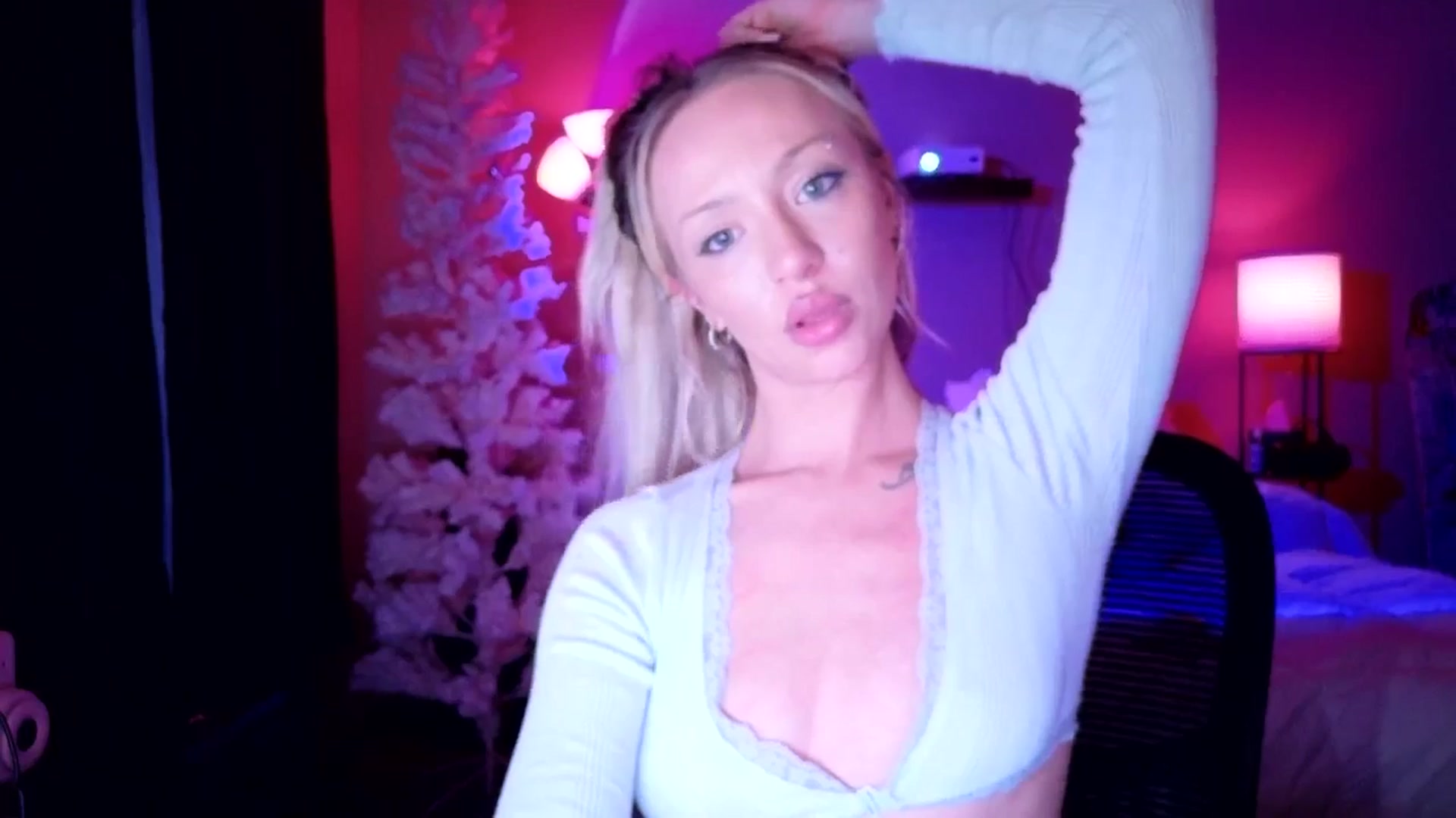 Gallery image thumbnail from GianaJolie's myfreecams stream on, 12/15/2025, 11:40 image 15 of 20