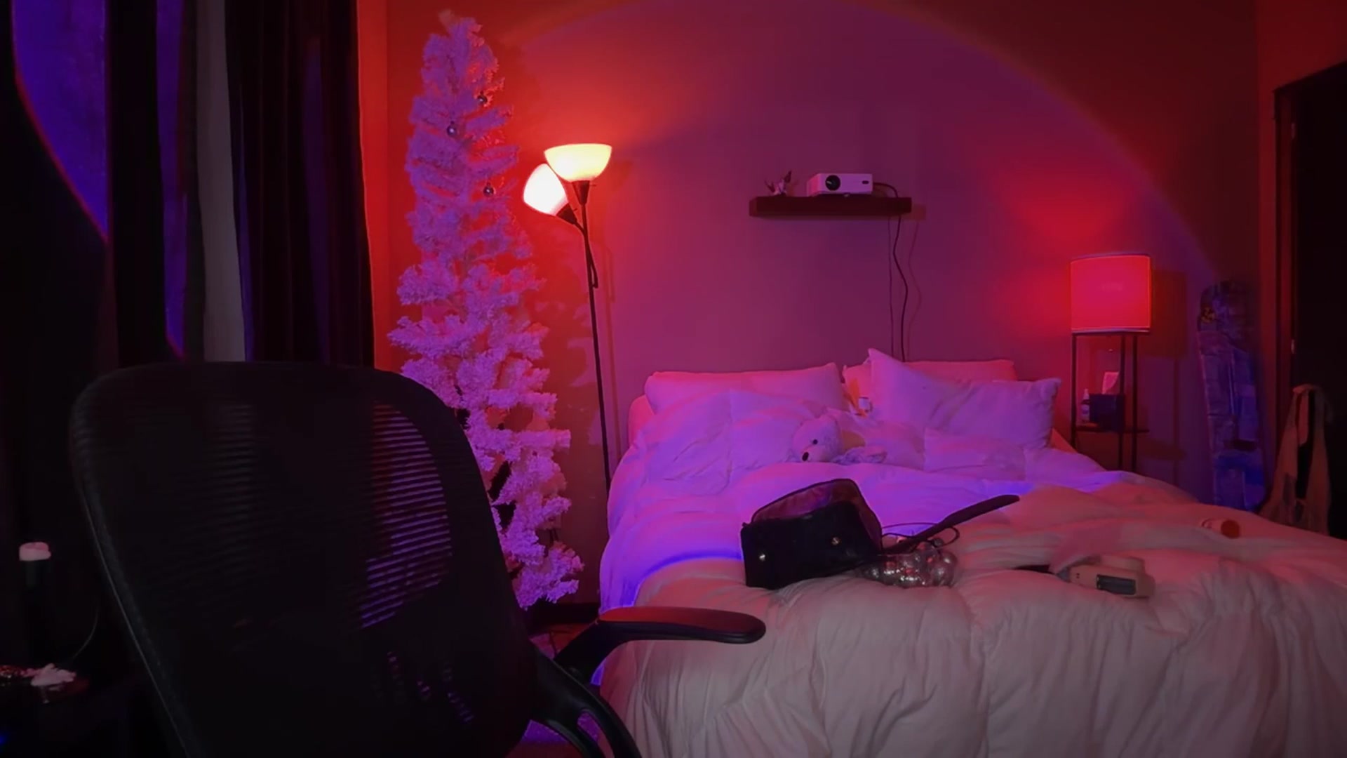 Gallery image thumbnail from GianaJolie's myfreecams stream on, 12/17/2025, 12:43 image 6 of 20