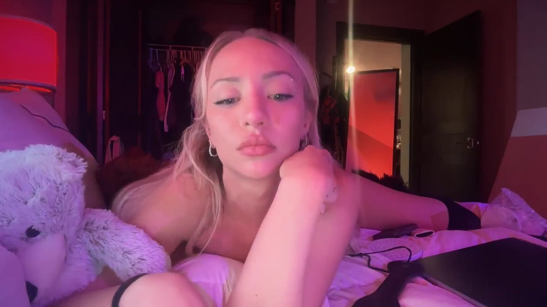 Gallery image thumbnail from GianaJolie's myfreecams stream on, 12/17/2025, 12:43 image 18 of 20