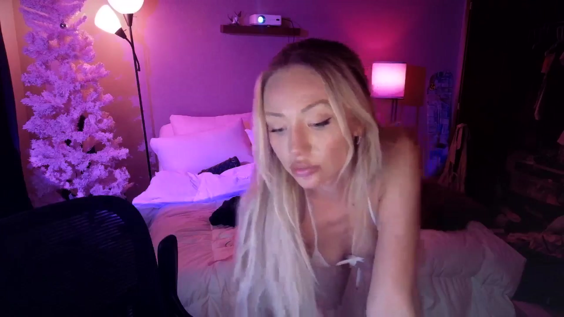 Gallery image thumbnail from GianaJolie's myfreecams stream on, 12/18/2025, 11:44 image 10 of 20