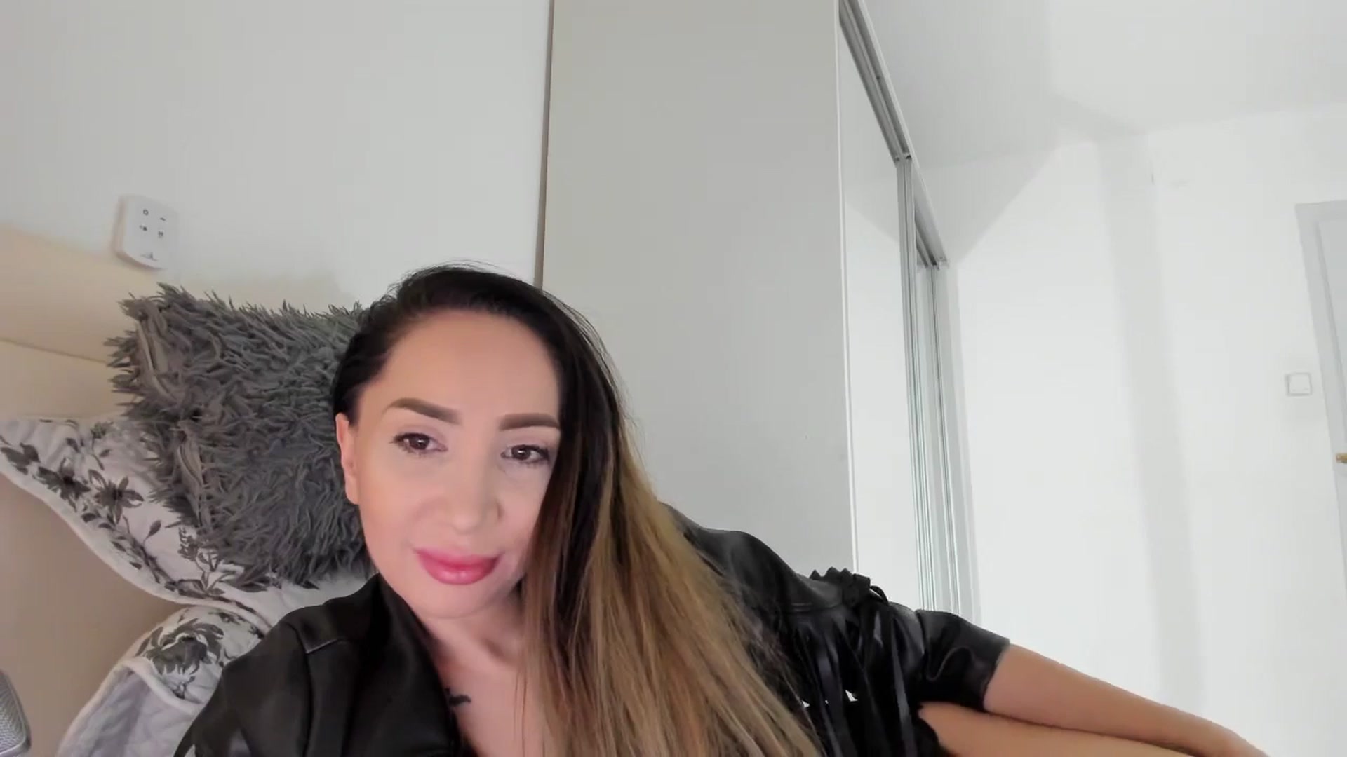 Gallery image thumbnail from Gianina's myfreecams stream on, 11/05/2024, 24:48 image 2 of 20