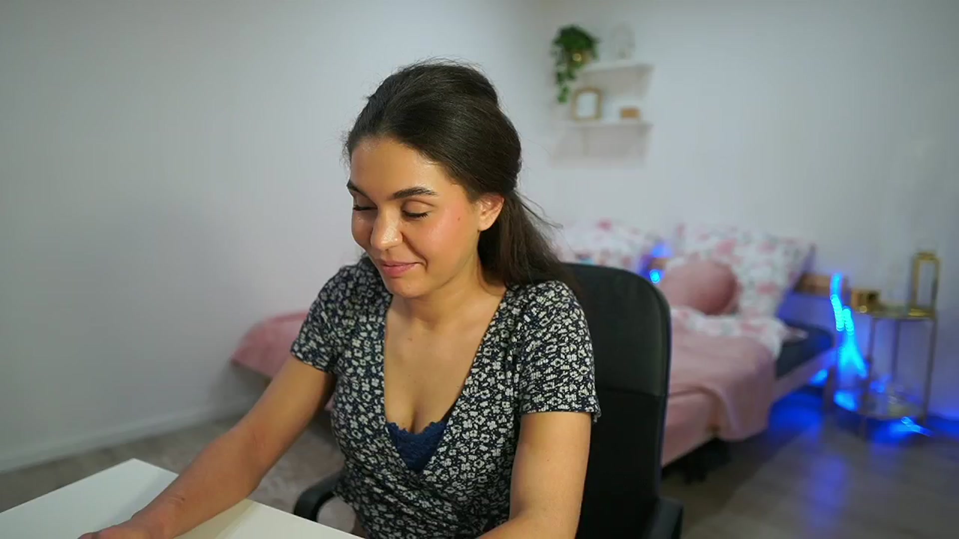 Gallery image thumbnail from Giggly_gianni's myfreecams stream on, 10/27/2024, 19:40 image 12 of 20