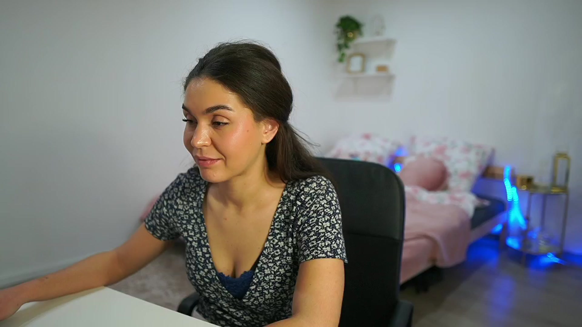 Gallery image thumbnail from Giggly_gianni's myfreecams stream on, 10/27/2024, 19:40 image 19 of 20