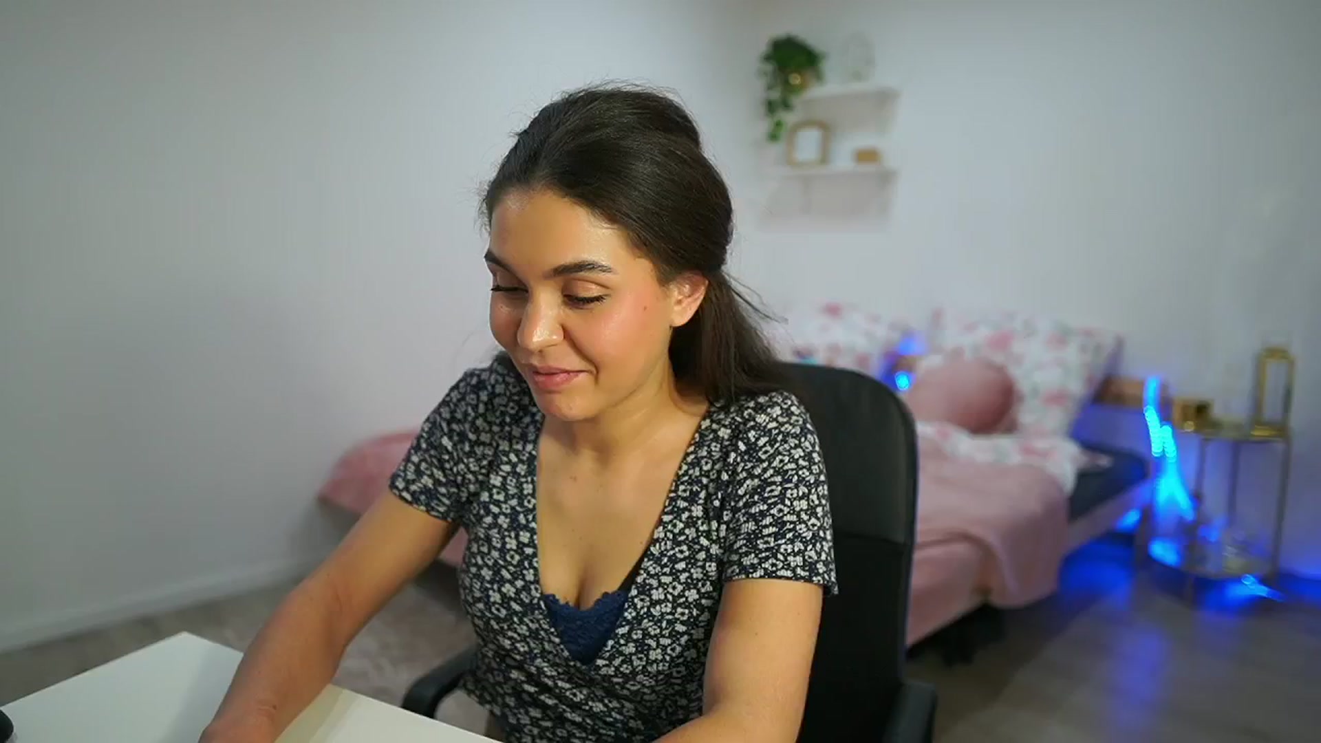 Gallery image thumbnail from Giggly_gianni's myfreecams stream on, 10/27/2024, 19:40 image 15 of 20