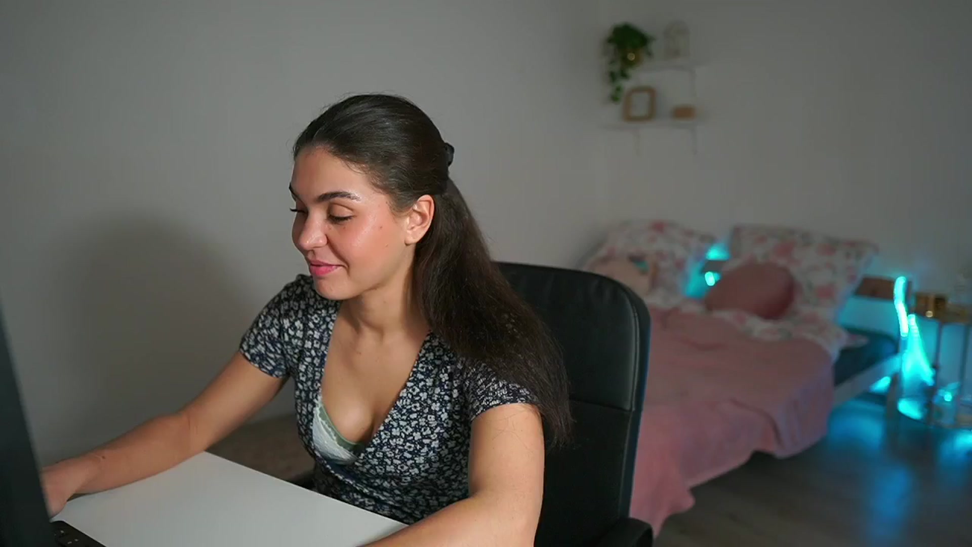 Gallery image thumbnail from Giggly_gianni's myfreecams stream on, 10/28/2024, 15:19 image 8 of 20